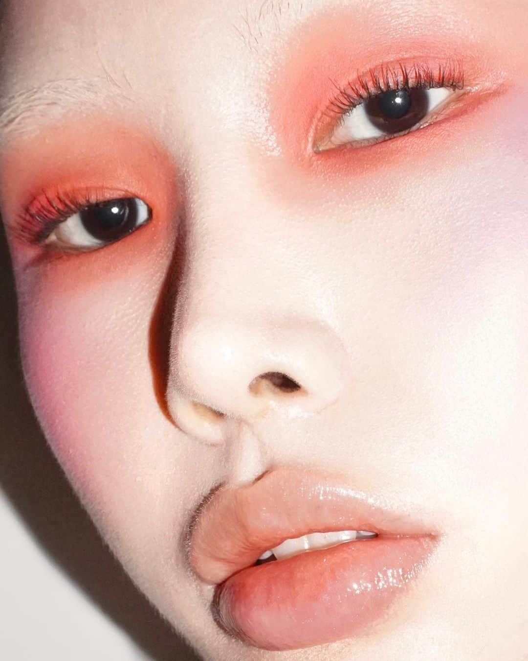 のインスタグラム：「M·A·C TREND: #ORANGESPRITZ   •Mineralize Blush in Like me, Love me •Mineralize Blush in Bubbles Please  #맥크리에이터  #맥트렌드 #맥소속직원 #맥  #MACCREATORKOREA #MACCREATOR #MACTREND #MAC #MACCOSMETICS #MACCOSMETICSKOREA @MACCOSMETICS  @MACCOSMETICSKOREA   #CITRUSBLUSH #ORANGEBLUSH #ORANGELOOK #ORANGEMAKEUP」