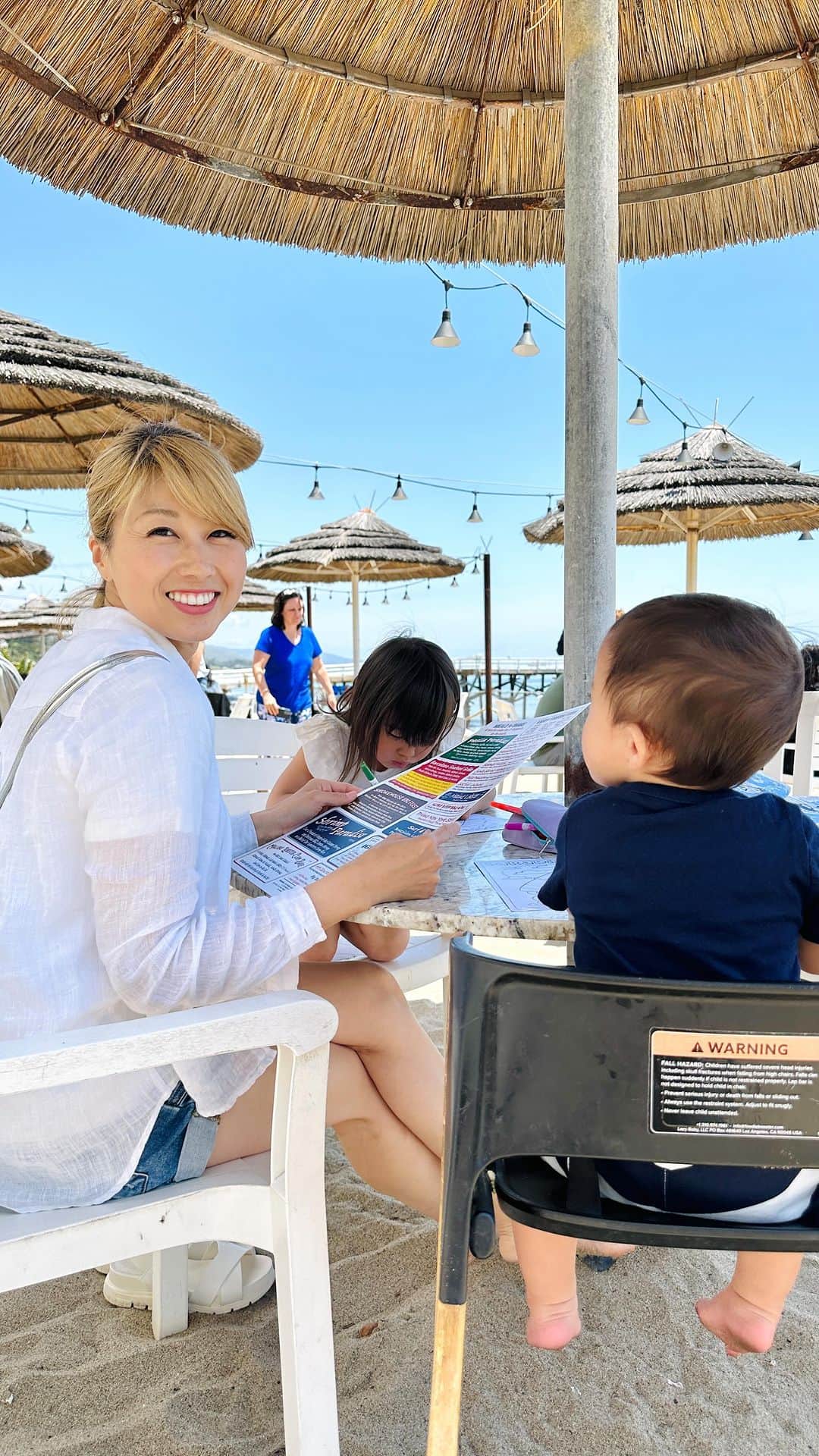 吉田ちかのインスタグラム：「❤️My 1-min Travel Diary❤️Today we are in Malibu at this awesome family-friendly spot called Paradise Cove.  There’s a cafe where you can eat out on the beach, like with your feet in the sand.  Pudding and I shared a virgin pina colada and for lunch I had the BBQ shrimp quesadilla, the kids had clam chowder, and my husband had the ahi sandwich.   After lunch, we hopped over the fence to the beach where my kids played in the sand and got their feet wet in the water.  I tried to do some reading, of course that didn’t work. But hey, I tried.  BTW, they had these beach huts with tables and beds you could rent … for $600/day! That’s Malibu for ya!  Maybe next time!   #la #travel #traveldiary #travelwithkids #lifewithkids #california #子連れ旅行 #子どものいる暮らし」