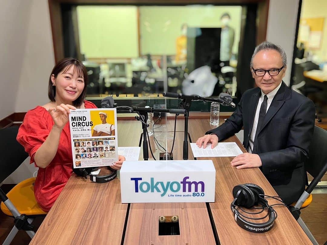 坂本美雨のディア・フレンズさんのインスタグラム写真 - (坂本美雨のディア・フレンズInstagram)「5/15 #ディアフレンズ  作詞家の #売野雅勇 さんが初登場！  売野さんは、コピーライター、ファッション誌の編集者を経て 1982年に#中森明菜 さんの「#少女A」をきっかけに 作詞家としての活動に専念。  これまでに作詞を手がけた楽曲は約1400曲！  #チェッカーズ「#ジュリアに傷心」「#涙のリクエスト」 郷ひろみ「#2億4千万の瞳」 ラッツ＆スター「#め組のひと」 稲垣潤一「#夏のクラクション」 矢沢永吉「PURE GOLD」 荻野目洋子「#六本木純情派」などなど… 多くのヒット曲を生み出しています。  今年で、作詞活動40周年を迎えられました！  これまでに作品には #坂本龍一 さんとのお仕事も多く GEISHA GIRLS「少年」 中谷美紀「MIND CIRCUS」「砂の果実」など 当時のエピソードもうかがいました。  売野雅勇さん 「“MIND CIRCUS”は、ホテルにこもっても ２週間書けなくて。 中谷さんの詞のスタイルをどういう風にしようか わからなくて、すごく苦しい２週間でした。 それでエレベーターを待っていたら“チン”と ベルが鳴ったときに、エレベーターの前で  “悲しい世界を浄（きよ）めるように　街角で嘲笑って”  って出てきて、これだ！って。」  美雨さん 「このフレーズが、中谷美紀ちゃんの当時の佇まいや 外見、しゃべり方とか全部がぴったり合いました。」  売野さんの作詞活動40周年を記念したコンサートが開催♬  売野雅勇 作詞活動40周年記念オフィシャル・プロジェクト MIND CIRCUS SPECIAL SHOW 「それでも、世界は、美しい」  7月15日（土）東京国際フォーラム ホールA  全曲、売野さんの作詞楽曲で構成されたコンサートで 出演アーティストの皆さんも豪華です！  稲垣潤一さん、荻野目洋子さん、杉山清貴さん 藤井フミヤさん、藤井尚之さん、森口博子さん 山内惠介さん、さかいゆうさん、横山剣さん　などなど… 音楽監督は、船山基紀さん。  ◎売野さんの著書 『砂の果実～80年代歌謡曲黄金時代疾走の日々』 朝日新聞出版から発売中♬  #砂の果実 #MINDCIRCUS #中谷美紀 #GEISHAGIRLS #作詞家 #坂本美雨 @miu_sakamoto @miusakamoto.staffofficial #tokyofm #JFN #全国38局ネット #radiko  @tokyofm_official」5月15日 13時46分 - dearfriends80