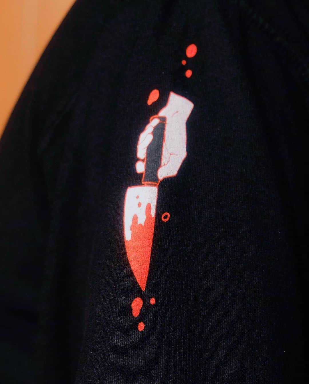 meyocoさんのインスタグラム写真 - (meyocoInstagram)「Be (not) afraid 🔪👼 preorder the stabby angel shirt! Link in bio 🪽」5月16日 6時10分 - meyoco