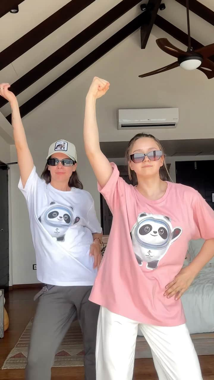 カミラ・ワリエワのインスタグラム：「Улыбайтесь чаще 😉  #holidays #dance #dancing #fun #kamilavalieva #panda #smile #funny #friends #figureskating」