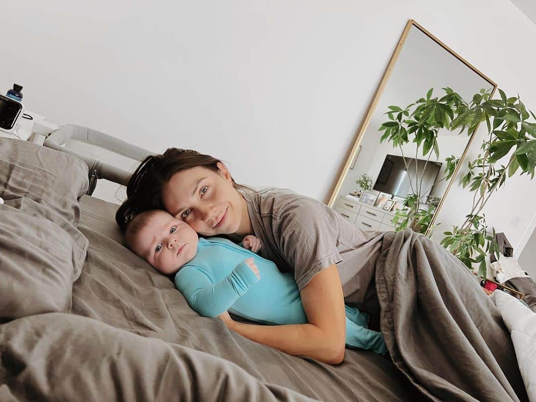 ジェナ・ジョンソンのインスタグラム：「My first Mother’s Day ✨  Didn’t know how emotional I would be all day reflecting on my 4 months of being a mother… it’s been the most fulfilling, hardest, and joy filled experiences. And with it comes the most rewarding title I have the honor of wearing. I never knew love like this. I never knew you could survive with such little sleep. I never knew that this tiny being would shatter my heart into a billion pieces. Everyday feels like a gift and a dream come true all at once.   I can’t believe I get to wake up and be this sweet boys mama. Forever in love with this little family of mine.」