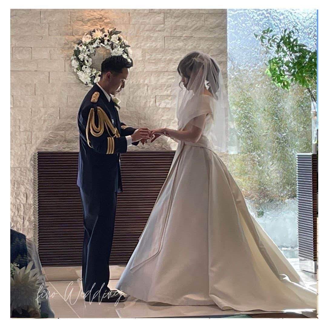 fino_wedding【フィーノ公式】さんのインスタグラム写真 - (fino_wedding【フィーノ公式】Instagram)「【卒花嫁レポート】  お気に入りのドレスで  @grandair_official   🤍ウエディングドレスは上質のシルク素材でラインもシルエットも美しい桂由美デザインのウエディングドレスを。 モストフォーマルらしいお二人のコーディネートでした。  💚カラードレスは人気のイサムモリタのグリーングラデーションのドレスを。 会場とのバランスも良く、とってもお似合いでした。  おめでとうございます㊗️  #卒花嫁レポ  #グリーンカラー  #グラデーションカラー  #カラードレス  #ウエディングドレス  #ウエディングヘア  #桂由美ドレス  #イサムモリタ  #静岡花嫁  #静岡卒花嫁  #人気ドレス  #ブライダルヘアメイク  #お洒落花嫁 #結婚式 #シルクドレス  #デザイナーズ  #上質ウエディング  #ウォーキング  #花嫁diy  #葵花嫁 #ブライダルブーケ  #タキシード  #制服  #新郎新婦」5月22日 20時15分 - fino_wedding