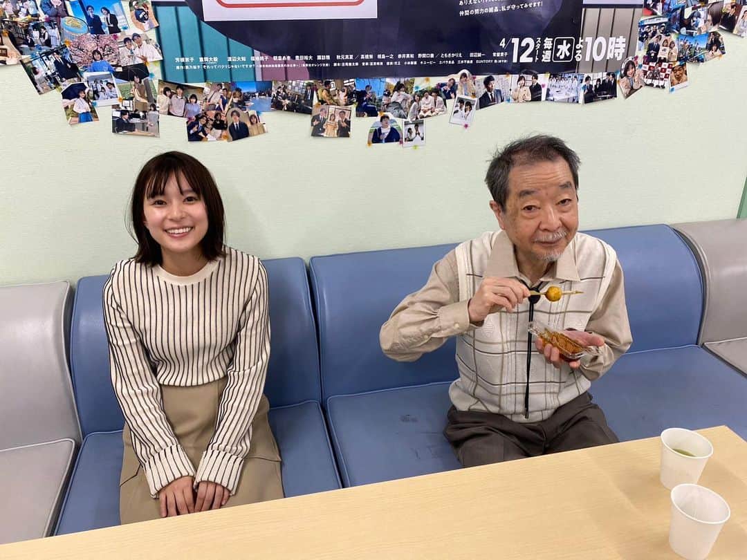 のインスタグラム：「. ＼#それパク 第6話放送まであと2日／  第6話ゲストをご紹介！ 大学の教授を演じるのは #綾田俊樹 さん  芳根ちゃんの隣で 差し入れのお団子を 美味しそうに召し上がっていたので 思わず記念に📸 （何の記念･･･笑）  #それってパクリじゃないですか？ #それパク #芳根京子 #重岡大毅 #第6話は5月17日水曜よる10時」