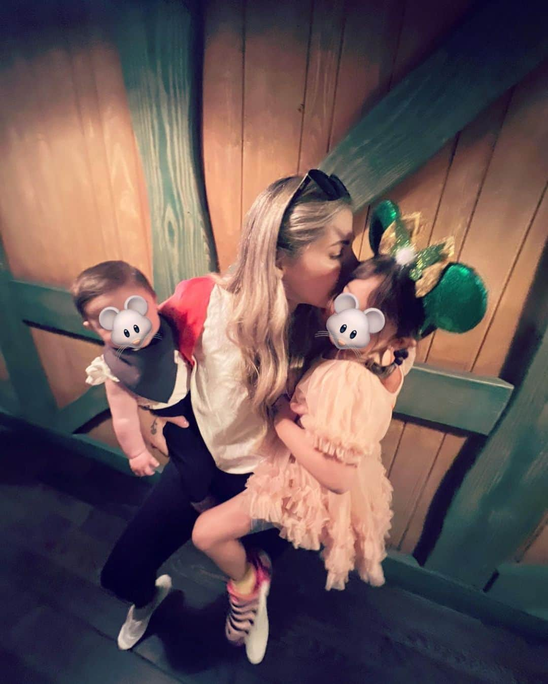 クリスティーナ・ペリーさんのインスタグラム写真 - (クリスティーナ・ペリーInstagram)「i’m the happiest mama with the best girls on earth at the happiest place on earth! sending you all a gentle happy mother’s day 🤍」5月15日 14時04分 - christinaperri