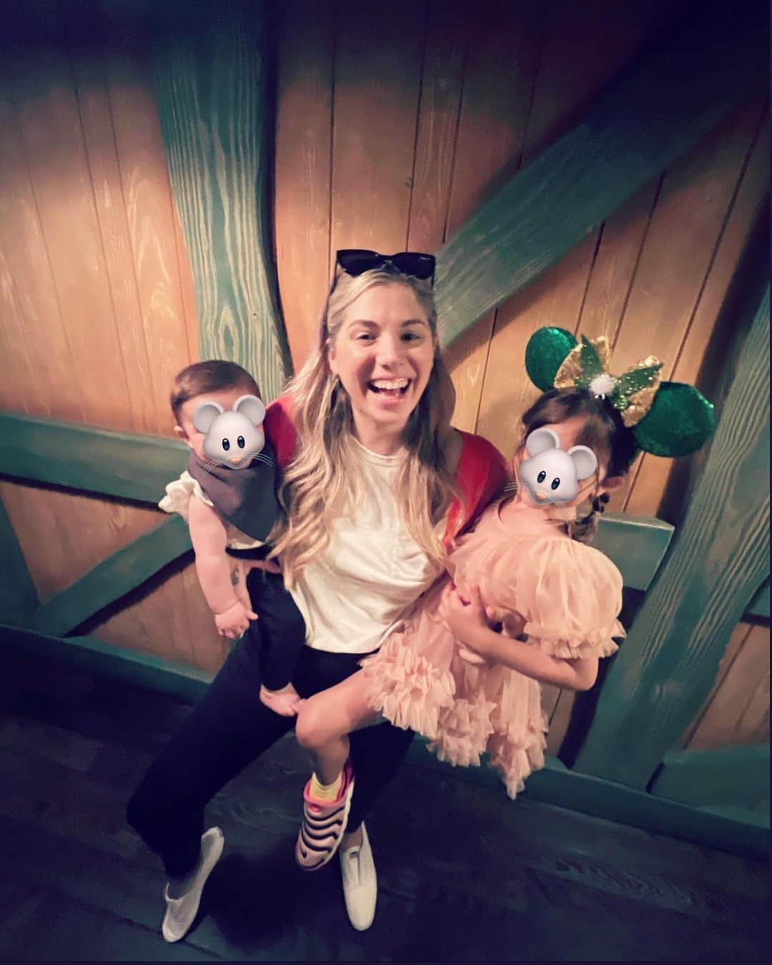 クリスティーナ・ペリーのインスタグラム：「i’m the happiest mama with the best girls on earth at the happiest place on earth! sending you all a gentle happy mother’s day 🤍」