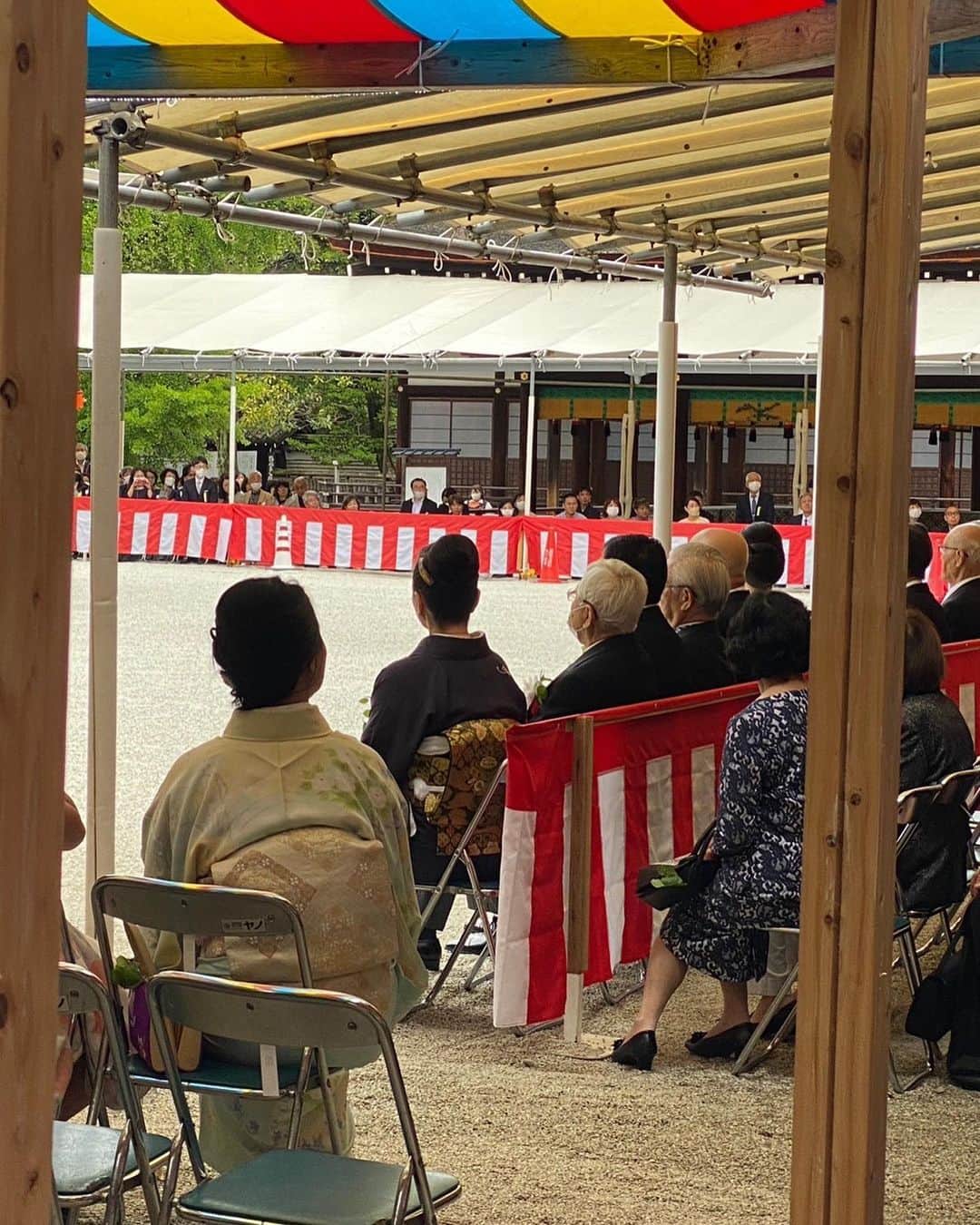 松田美由紀さんのインスタグラム写真 - (松田美由紀Instagram)「本日、京都下鴨神社にて、葵祭の儀式で代表参拝をさせて頂きました。 姉の熊谷真実ちゃんも、見に来てくれました。 京都の三代祭り。1400年前からあるこの大切なお祭りに参加できて嬉しかったです。 厳かに静かに、まるで現代を忘れるかのような時間でした。 ずっと雨だったのに、この日はスッキリ晴れて。 なんだか見守ってくださったようで嬉しかった。 明日は、葵祭の行列が見られます。  是非是非！  #下鴨神社 #葵祭 #熊谷真実 #松田美由紀」5月15日 14時05分 - matsudamiyuki