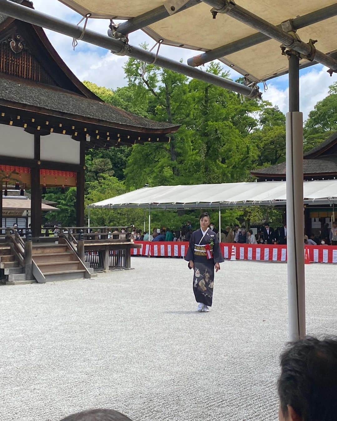 松田美由紀さんのインスタグラム写真 - (松田美由紀Instagram)「本日、京都下鴨神社にて、葵祭の儀式で代表参拝をさせて頂きました。 姉の熊谷真実ちゃんも、見に来てくれました。 京都の三代祭り。1400年前からあるこの大切なお祭りに参加できて嬉しかったです。 厳かに静かに、まるで現代を忘れるかのような時間でした。 ずっと雨だったのに、この日はスッキリ晴れて。 なんだか見守ってくださったようで嬉しかった。 明日は、葵祭の行列が見られます。  是非是非！  #下鴨神社 #葵祭 #熊谷真実 #松田美由紀」5月15日 14時05分 - matsudamiyuki