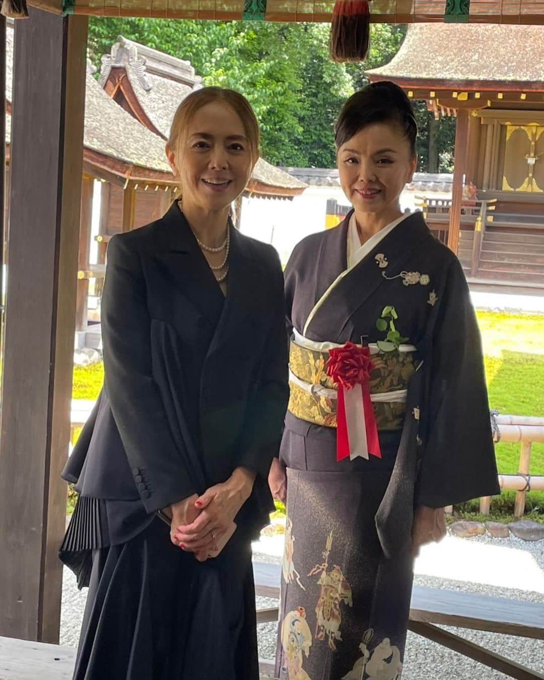 松田美由紀さんのインスタグラム写真 - (松田美由紀Instagram)「本日、京都下鴨神社にて、葵祭の儀式で代表参拝をさせて頂きました。 姉の熊谷真実ちゃんも、見に来てくれました。 京都の三代祭り。1400年前からあるこの大切なお祭りに参加できて嬉しかったです。 厳かに静かに、まるで現代を忘れるかのような時間でした。 ずっと雨だったのに、この日はスッキリ晴れて。 なんだか見守ってくださったようで嬉しかった。 明日は、葵祭の行列が見られます。  是非是非！  #下鴨神社 #葵祭 #熊谷真実 #松田美由紀」5月15日 14時05分 - matsudamiyuki