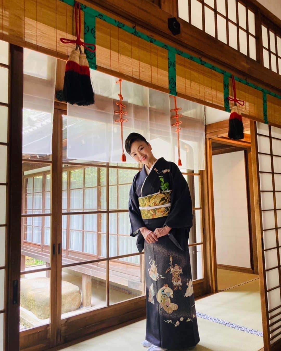 松田美由紀のインスタグラム：「本日、京都下鴨神社にて、葵祭の儀式で代表参拝をさせて頂きました。 姉の熊谷真実ちゃんも、見に来てくれました。 京都の三代祭り。1400年前からあるこの大切なお祭りに参加できて嬉しかったです。 厳かに静かに、まるで現代を忘れるかのような時間でした。 ずっと雨だったのに、この日はスッキリ晴れて。 なんだか見守ってくださったようで嬉しかった。 明日は、葵祭の行列が見られます。  是非是非！  #下鴨神社 #葵祭 #熊谷真実 #松田美由紀」