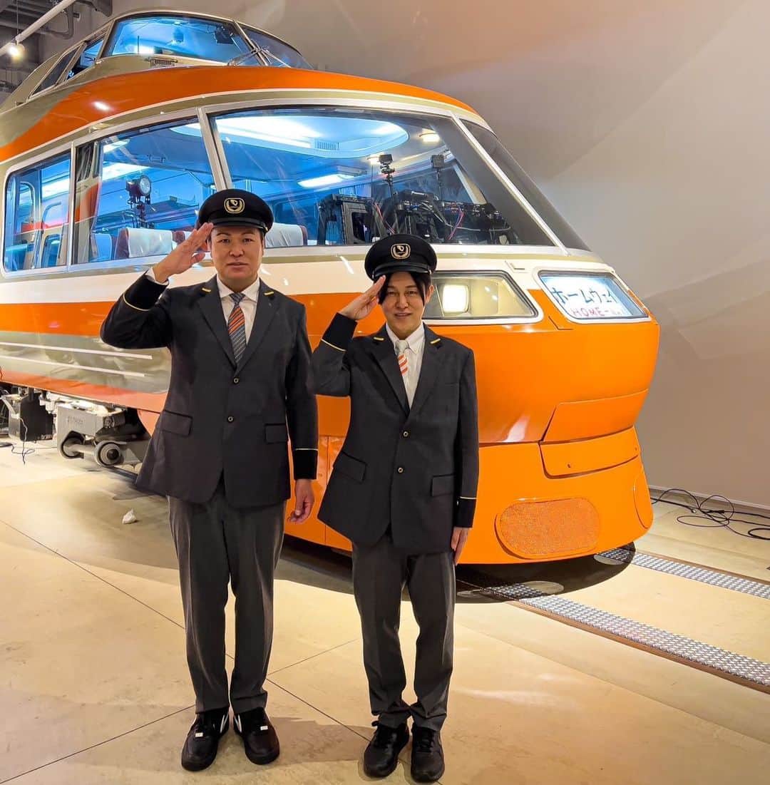 DE DE MOUSEのインスタグラム：「ロマンスカーの制服着させていただいてロマンスカーの中でプレイさせていただきました 貴重な経験すぎた！！  #dédémouse #dedemouse #デデマウス #電電鼠 #daishidance #ダイシダンス #ロマンスカー #ロマンスカーミュージアム #海老名 #小田急線 #小田急」