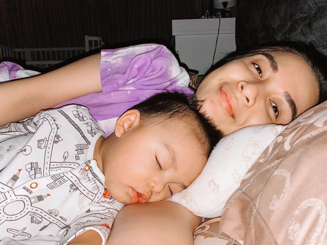 チェルシー・オリビアのインスタグラム：「Tangan mami adalah bantal ternyaman❤️❤️ ini foto pas Dante setahun dan sampai sekarang tidur masih begini @dante.oliver.alinskie」