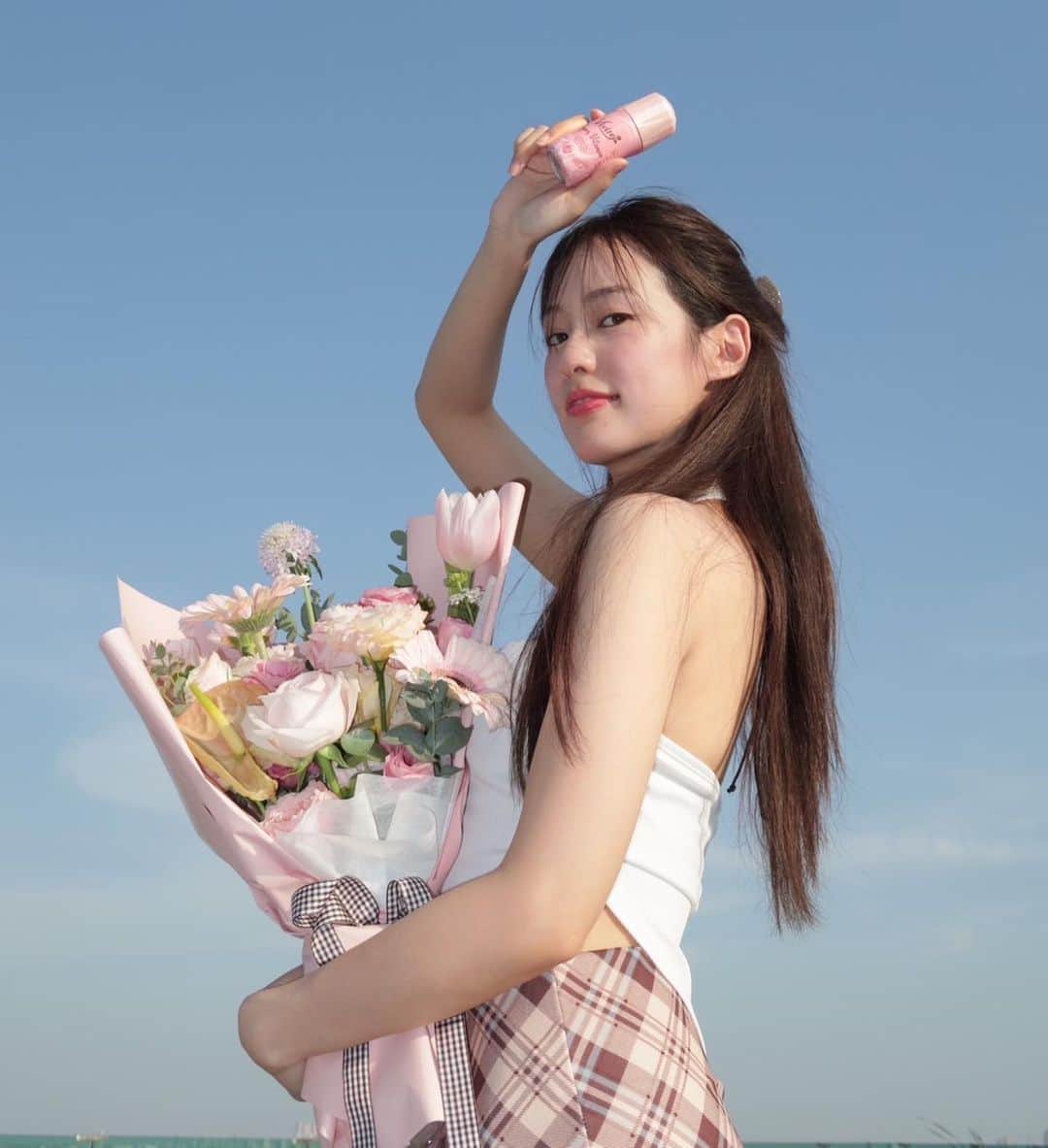 PIMTHAのインスタグラム：「You belong among wild flowers 💐 งานใต้วงแขนตอนนี้มั่นใจขึ้นมาก เพราะ Vivite Super Vitamin Charming  Whitening Roll On ช่วยให้ผิวน้องจั๊กแลดูกระจ่างใสใน 7 วัน และช่วยฟื้นฟูผิวคล้ำเสียใด้ มีส่วนผสมจากธรรมชาติอัดแน่น ทำให้ผิวเรียบเนียนสม่ำเสมอ อ่อนโยน กลิ่นหอม แพ็คเกจจิ้งน่ารักสดใส น่าใช้ไม่ไหวว ทำให้ตัวหอม มั่นใจได้ทั้งวัน! @vivite_thailand   ของดี คอนเฟิร์ม ไปลองงกัน  พิกัดร้านขายสินค้าชั้นนำทั่วไปจ้าา」