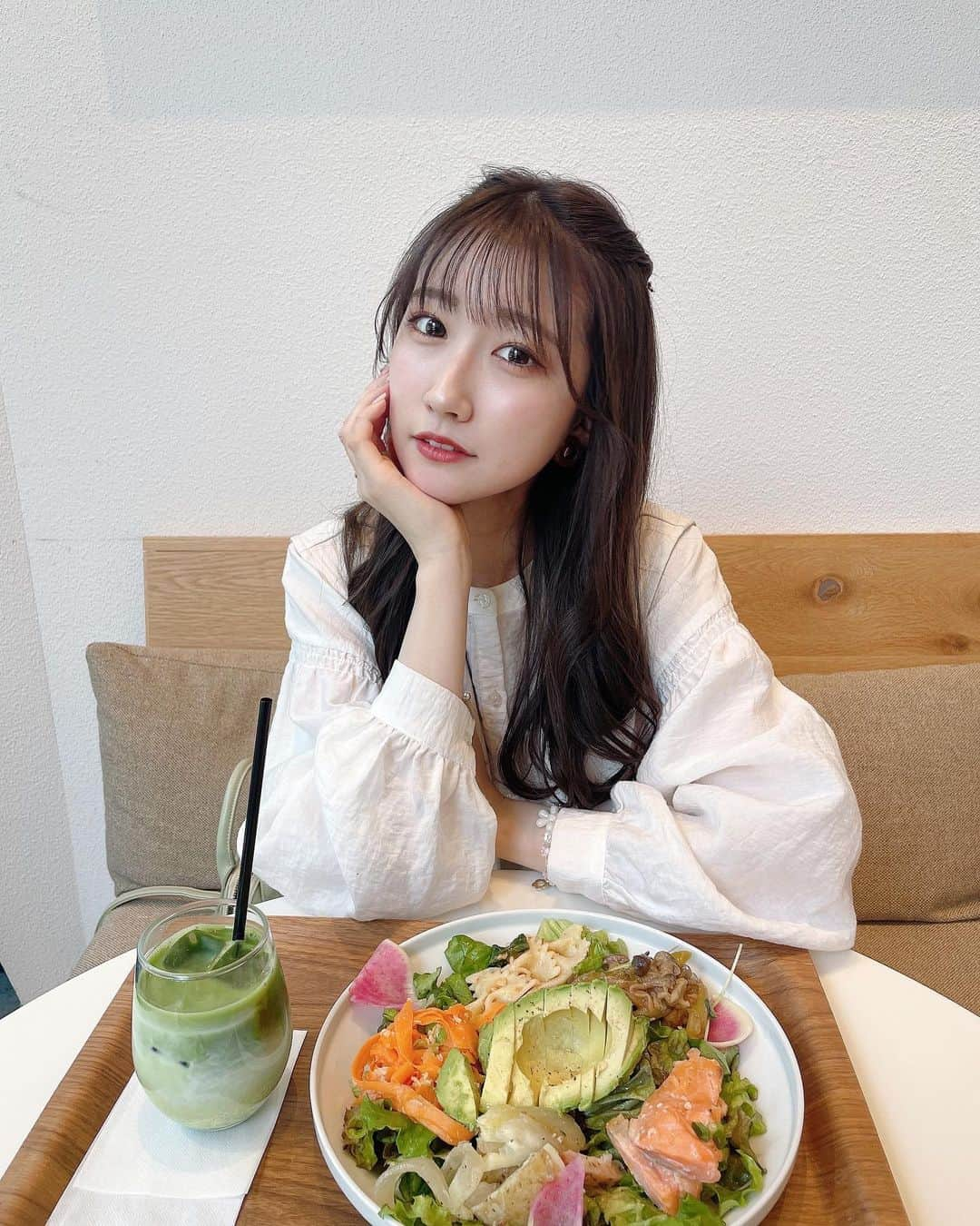 葵井るきのインスタグラム：「サラダランチ🥗🥑  アボカド沢山入ってるしボリューミーだけどヘルシーだから罪悪感ないし全然お腹いっぱいになる！！！ ダイエット中にはオススメかもしれない🥗 ゆうてこの日は友達とカフェ巡りしよ〜ってなってから最初はヘルシーにサラダだけでって行ったんだけど（笑）この後２つもカフェ回っちゃった〜🥑🍩🍵  今週は、5/30のワンマンに向けて盛りだくさんな一週間なのでご飯もしっかり食べて元気に頑張りたいと思います✊🏻みんなも一緒に頑張ろうね🪄  #forucafe #cafe #サラダ #サラダランチ #原宿カフェ #表参道カフェ #カフェ巡り」