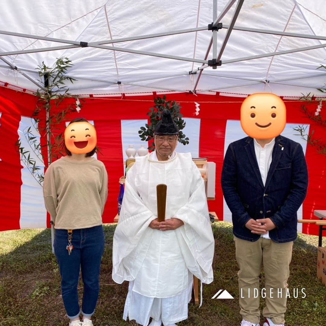 ONLY ONE HOUSE 株式会社 新谷組さんのインスタグラム写真 - (ONLY ONE HOUSE 株式会社 新谷組Instagram)「* #LIDGEHAUS地鎮祭  先日、おおい町本郷にて Ｉさま邸新築工事の #地鎮祭 が執り行われました🌿  神主様にお祓いをしていただき Ｉさまの繁栄と工事の安全を ご祈願いたしました🕊  心配していたお天気も、気持ちの良い青空となり 素晴らしい地鎮祭となりました🎉  Ｉさま、この度は誠におめでとうございます👏🏻  このご縁に感謝致します！ 引き続きどうぞ、よろしくお願いします🤝  -------------------------------------- more photos...▷▷ @lidgehaus  follow me🕊 --------------------------------------  私たち#リッジハウス の目指すべき姿。 それは、「住まいの創造を通して 幸せな家族の未来を創出する」こと。  家を手に入れた満足よりも、 住んでからの満足を永続的に味わう。  そのために何気ない日常に 幸せを感じられる、 “あなたらしさ”を大切にした #家づくり のお手伝いをしたい。  そんな想いから #LIDGEHAUS は誕生しました🌱  Life is Designed General Enjoyment. ー 幸せは、いつも 何気ない日常にある。ー  #工務店 #新築 #一戸建て #マイホーム #マイホーム計画 #注文住宅 #デザイン住宅 #おおい町 #舞鶴市 #高浜町 #小浜市 #敦賀市 #若狭町 #美浜町 #嶺南 #新谷組 #繁栄」5月15日 14時13分 - lidgehaus