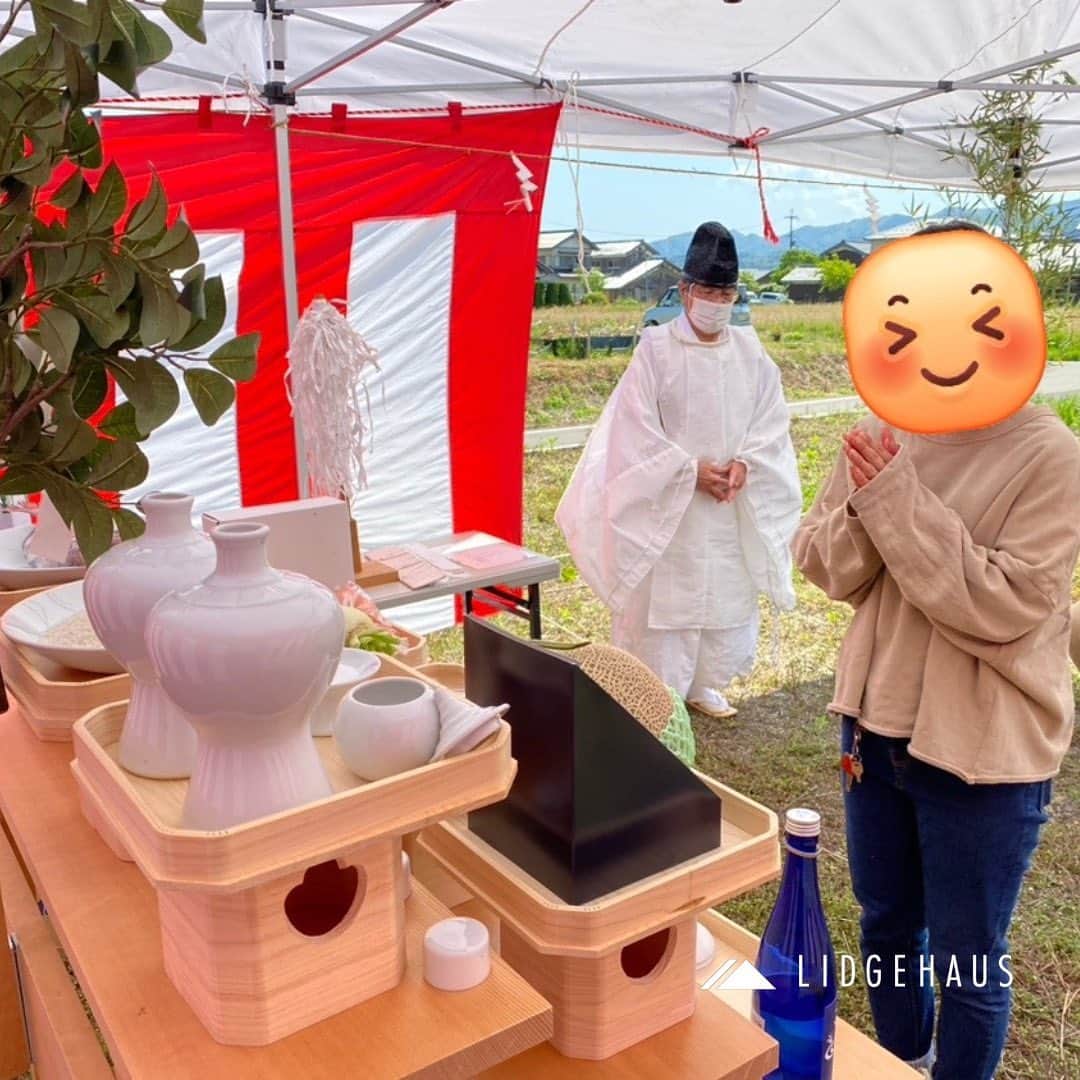ONLY ONE HOUSE 株式会社 新谷組さんのインスタグラム写真 - (ONLY ONE HOUSE 株式会社 新谷組Instagram)「* #LIDGEHAUS地鎮祭  先日、おおい町本郷にて Ｉさま邸新築工事の #地鎮祭 が執り行われました🌿  神主様にお祓いをしていただき Ｉさまの繁栄と工事の安全を ご祈願いたしました🕊  心配していたお天気も、気持ちの良い青空となり 素晴らしい地鎮祭となりました🎉  Ｉさま、この度は誠におめでとうございます👏🏻  このご縁に感謝致します！ 引き続きどうぞ、よろしくお願いします🤝  -------------------------------------- more photos...▷▷ @lidgehaus  follow me🕊 --------------------------------------  私たち#リッジハウス の目指すべき姿。 それは、「住まいの創造を通して 幸せな家族の未来を創出する」こと。  家を手に入れた満足よりも、 住んでからの満足を永続的に味わう。  そのために何気ない日常に 幸せを感じられる、 “あなたらしさ”を大切にした #家づくり のお手伝いをしたい。  そんな想いから #LIDGEHAUS は誕生しました🌱  Life is Designed General Enjoyment. ー 幸せは、いつも 何気ない日常にある。ー  #工務店 #新築 #一戸建て #マイホーム #マイホーム計画 #注文住宅 #デザイン住宅 #おおい町 #舞鶴市 #高浜町 #小浜市 #敦賀市 #若狭町 #美浜町 #嶺南 #新谷組 #繁栄」5月15日 14時13分 - lidgehaus