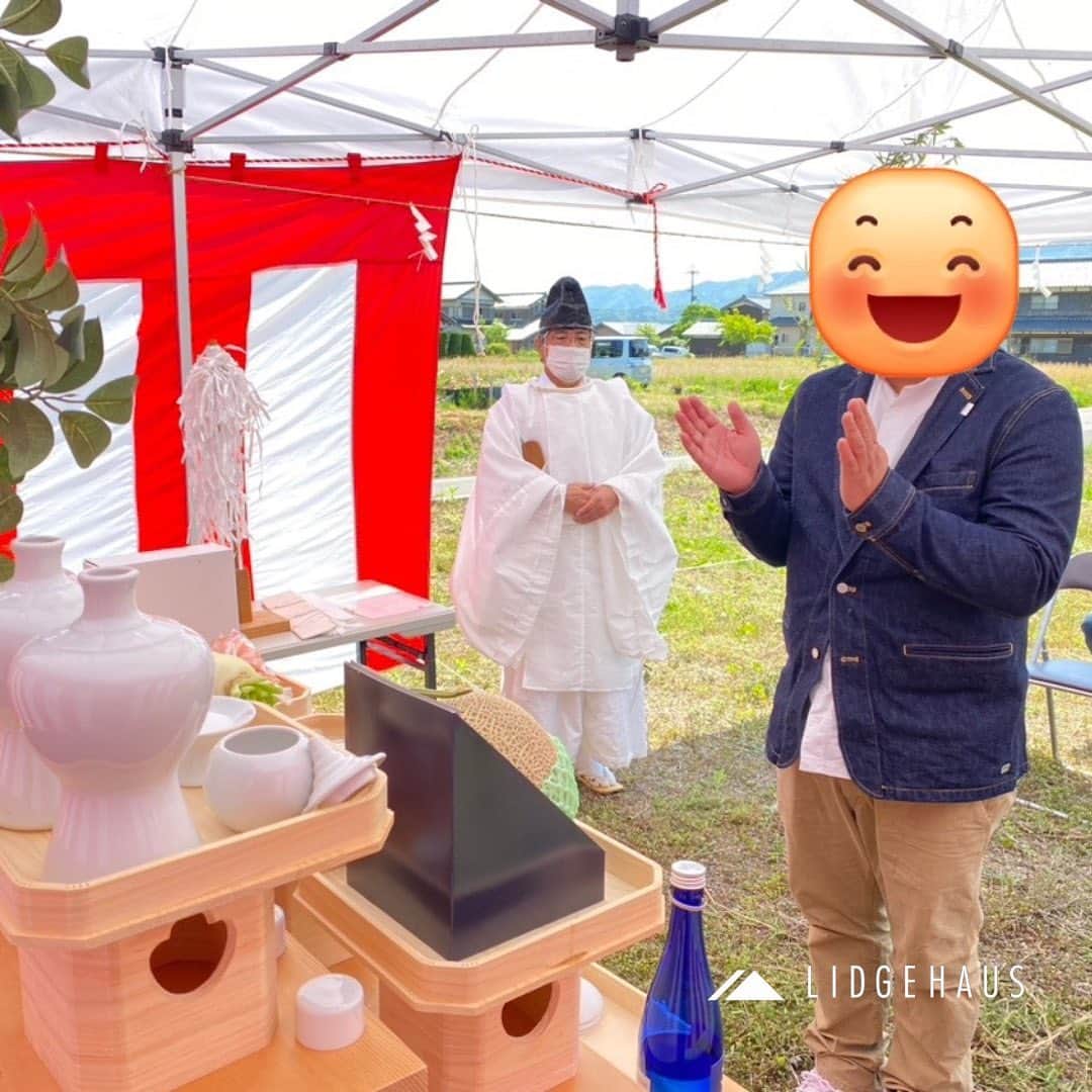 ONLY ONE HOUSE 株式会社 新谷組さんのインスタグラム写真 - (ONLY ONE HOUSE 株式会社 新谷組Instagram)「* #LIDGEHAUS地鎮祭  先日、おおい町本郷にて Ｉさま邸新築工事の #地鎮祭 が執り行われました🌿  神主様にお祓いをしていただき Ｉさまの繁栄と工事の安全を ご祈願いたしました🕊  心配していたお天気も、気持ちの良い青空となり 素晴らしい地鎮祭となりました🎉  Ｉさま、この度は誠におめでとうございます👏🏻  このご縁に感謝致します！ 引き続きどうぞ、よろしくお願いします🤝  -------------------------------------- more photos...▷▷ @lidgehaus  follow me🕊 --------------------------------------  私たち#リッジハウス の目指すべき姿。 それは、「住まいの創造を通して 幸せな家族の未来を創出する」こと。  家を手に入れた満足よりも、 住んでからの満足を永続的に味わう。  そのために何気ない日常に 幸せを感じられる、 “あなたらしさ”を大切にした #家づくり のお手伝いをしたい。  そんな想いから #LIDGEHAUS は誕生しました🌱  Life is Designed General Enjoyment. ー 幸せは、いつも 何気ない日常にある。ー  #工務店 #新築 #一戸建て #マイホーム #マイホーム計画 #注文住宅 #デザイン住宅 #おおい町 #舞鶴市 #高浜町 #小浜市 #敦賀市 #若狭町 #美浜町 #嶺南 #新谷組 #繁栄」5月15日 14時13分 - lidgehaus