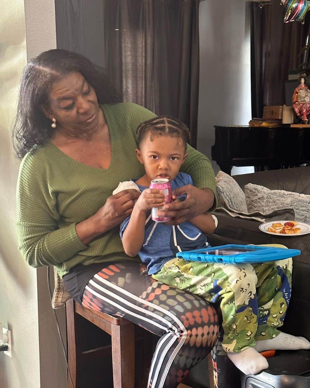ニック・ヤングのインスタグラム：「Happy Mother’s Day to the best mom in the world I love you young lady ❤️❤️❤️❤️」