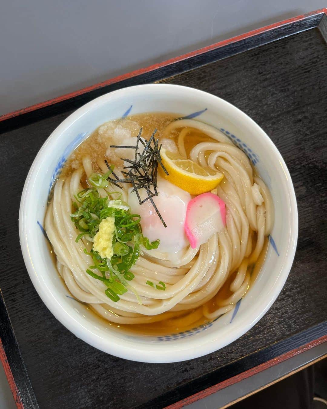 西村季里子さんのインスタグラム写真 - (西村季里子Instagram)「・  香川に行ったら うどん食べまくるぞ〜〜！ と意気込んでレンタカーを借りて うどん食べまくりのツアーした🤍  元からうどん大好きだったけど、 色んなお店の本場のうどんを食べて さらに大好きになりました🫶🏻🫶🏻🫶🏻  行きたかったお店に行ったら 見たことないほどの行列だったり、 ほとんどのお店が14時15時に閉まってたり 香川のうどんをなめてた😇  でも絶対またうどん旅したい✌🏻 あと骨付鳥も食べれて美味しかったけど、 これもどのお店も混んでた🐓香川恐るべし！  #香川#香川県#うどん#うどん県  #四国#四国旅#四国旅行#レンタカー #うどん旅#麺処綿谷#ちくせい #骨付鳥#瀬戸大橋#ゴールデンウィーク」5月15日 14時19分 - kiriko_nishimura