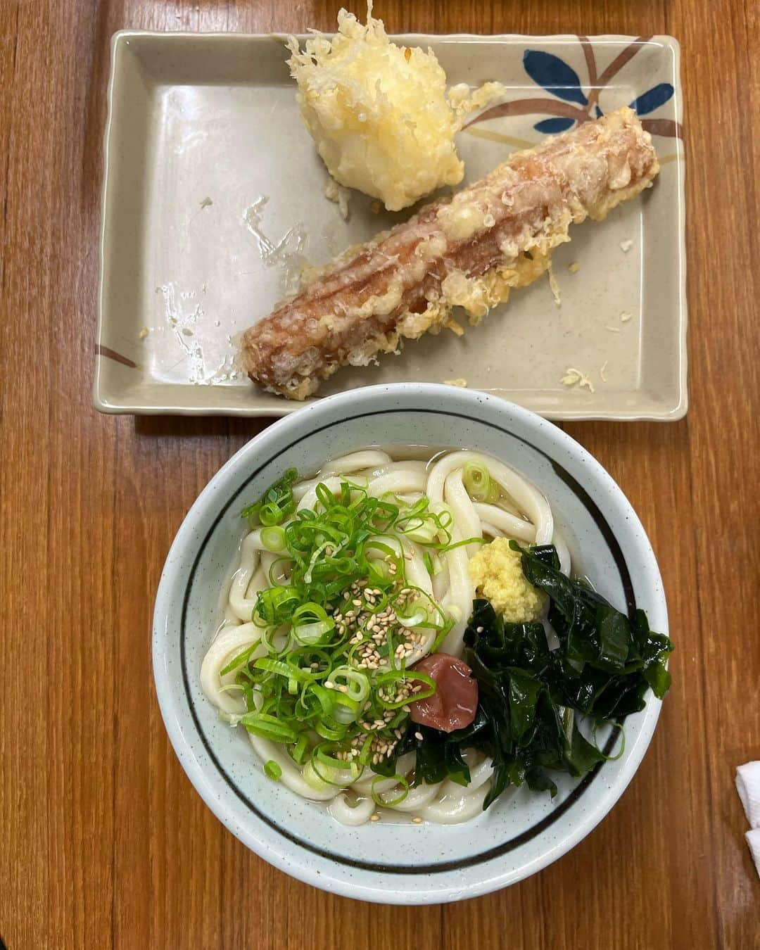 西村季里子さんのインスタグラム写真 - (西村季里子Instagram)「・  香川に行ったら うどん食べまくるぞ〜〜！ と意気込んでレンタカーを借りて うどん食べまくりのツアーした🤍  元からうどん大好きだったけど、 色んなお店の本場のうどんを食べて さらに大好きになりました🫶🏻🫶🏻🫶🏻  行きたかったお店に行ったら 見たことないほどの行列だったり、 ほとんどのお店が14時15時に閉まってたり 香川のうどんをなめてた😇  でも絶対またうどん旅したい✌🏻 あと骨付鳥も食べれて美味しかったけど、 これもどのお店も混んでた🐓香川恐るべし！  #香川#香川県#うどん#うどん県  #四国#四国旅#四国旅行#レンタカー #うどん旅#麺処綿谷#ちくせい #骨付鳥#瀬戸大橋#ゴールデンウィーク」5月15日 14時19分 - kiriko_nishimura