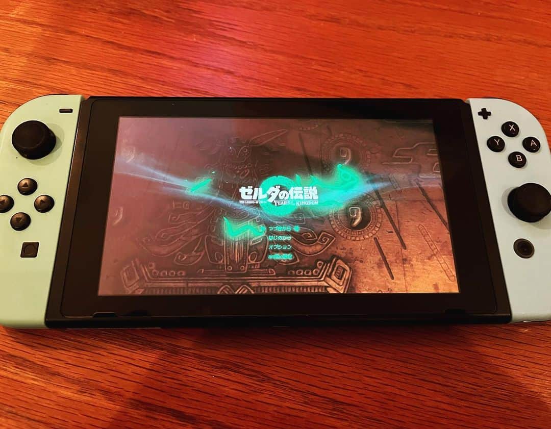 浅田信一のインスタグラム：「RPG  ゲームなんてするのずいぶん久しぶりだな。  「ドラクエ」「FF」は昔やったけど「ゼルダの伝説」ははじめてだよ。  なんか今そんな気分。」