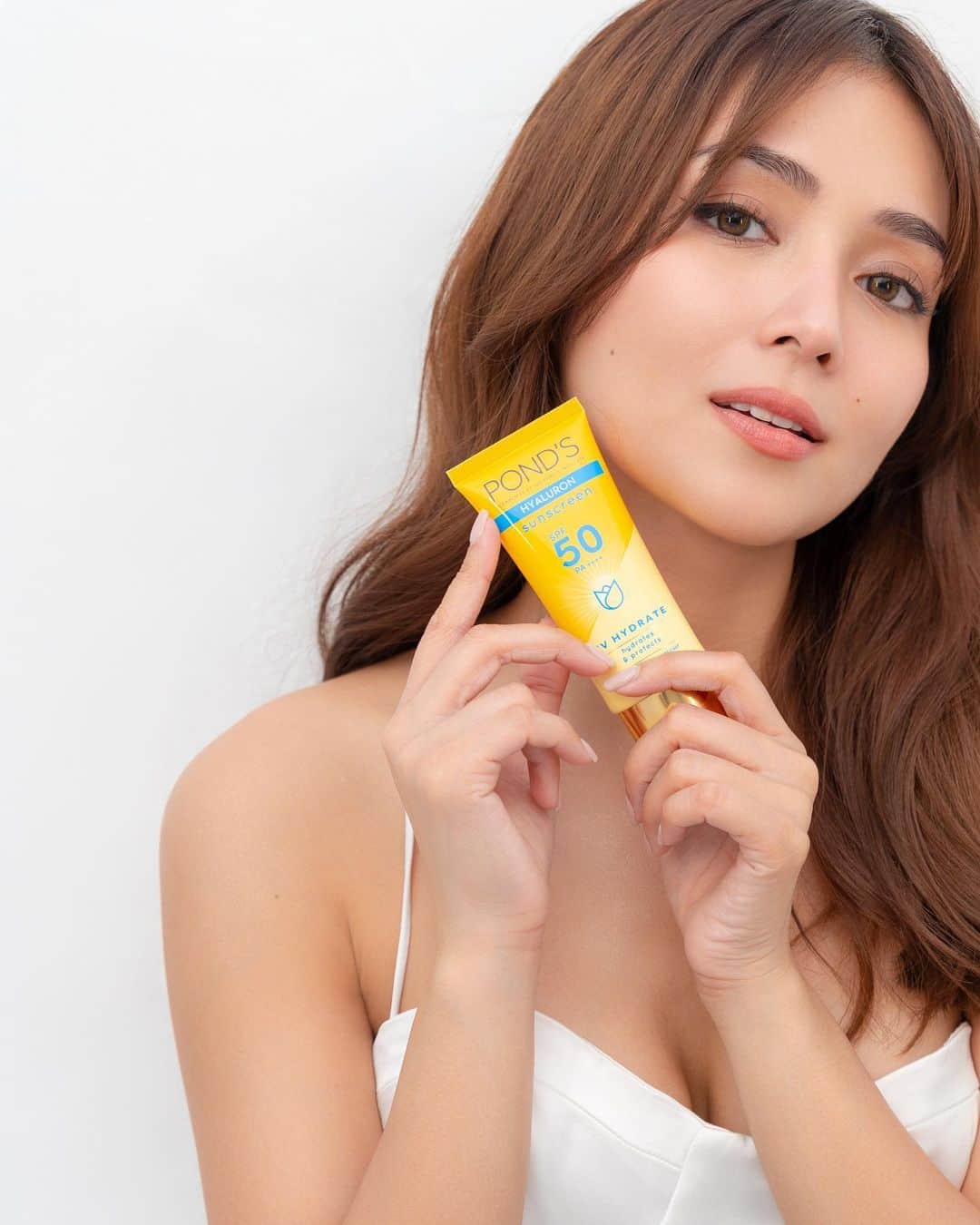 Kathryn Bernardoのインスタグラム：「As a Pond's girl, I always reach for @pondsph to keep my skin glowing and fresh! 🤍  Here's a secret I'm finally able to reveal: Pond's now has UV sunscreens that are lightweight and leave no white cast, made with SPF 50 for high sun protection + your favorite skin care ingredients to keep your skin healthy! Imagine your dream sunscreen and skin care all rolled into one! 💕   #pondsspf」