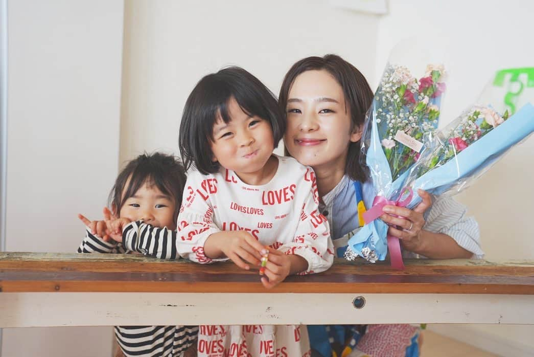 HALCALIさんのインスタグラム写真 - (HALCALIInstagram)「ご飯の支度をしていたら、子供達がお花を持ってママいつもありがと〜っ！あぃがとぉー！って🥹❤️‍🔥いつも怒ってばっかりだけどいっぱい笑わせてくれる君達の母になれてとっても幸せよ😘去年書いてくれた母の日の絵がお気に入りすぎて1年間リビングに飾っていたので今年の絵も並べて貼ってみた🙌🏻なぜか今年の母は野沢雅子さん風(左上)😂生後3ヶ月の赤ちゃんを抱っこさせてもらってさらに幸せ溢れた母の日でした🤱❤️‍🔥最後の3枚は昨日お風呂場で撮ったお気に入り😂」5月15日 14時32分 - yucali_halcali