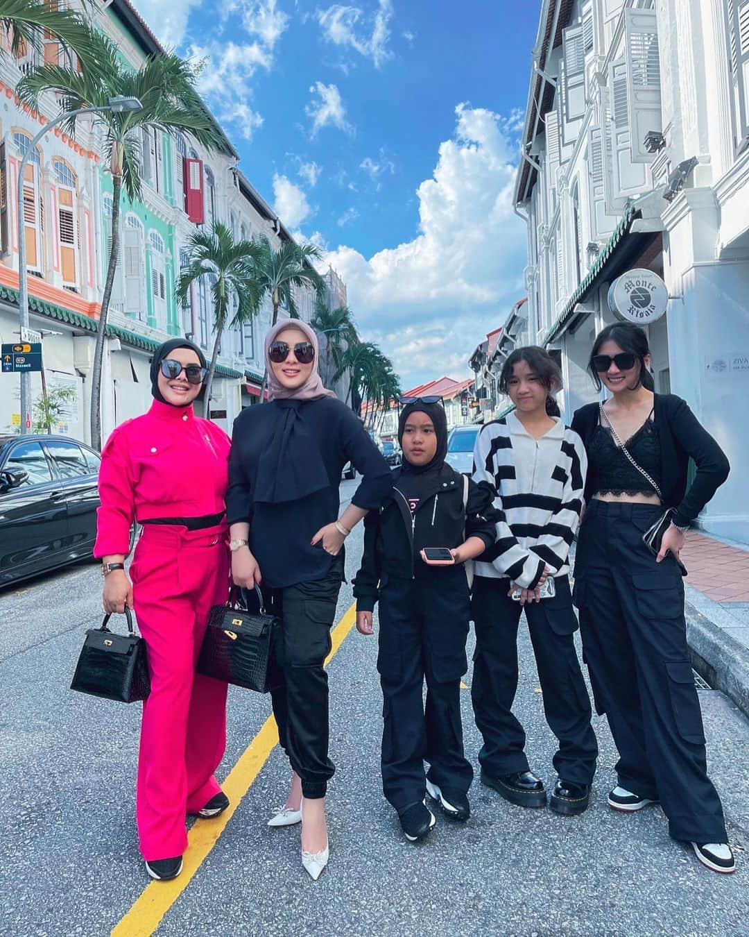 Syahriniさんのインスタグラム写真 - (SyahriniInstagram)「•  ~ Eating & Laughing ~  _____________________ ~𝓢𝓨𝓡~ ____________________  #PrincesSyahrini #Singapore_May2023」5月15日 14時41分 - princessyahrini