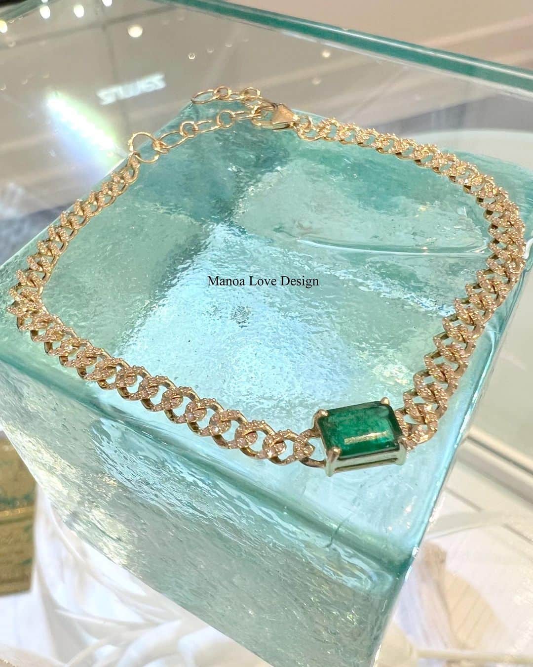 Manoa Love Design Hawaiiさんのインスタグラム写真 - (Manoa Love Design HawaiiInstagram)「Diamond & Emerald cuban bracelet✨  #manoalovedesign #waikiki#manoa#internationalmarketplace #jewelryshopping #jewelrytrends #honoluluhawaii #hawaiivacation #emeraldbracelet #マノアラブデザイン #マノア#ダイヤモンドブレスレット #ワイキキ#インターナショナルマーケットプレイス #ジュエリーショップ#ジュエリー好き#ジュエリーコーデ #ハワイ在住」5月15日 14時55分 - manoa_love_design