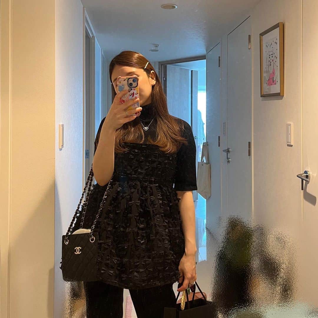 ひよんのインスタグラム：「🖤🖤🖤  また黒だ😟😗🥸  ●キャミ @whimgazette_official  ●タートル オンマのおさがり ●デニム @stylings_official  ●バック @chanelofficial  ●ネックレス @tasaki_intl  ●ヘアピン @zara   #ひよんコーデ #ひよん #ひよん服 #ブラックコーデ」