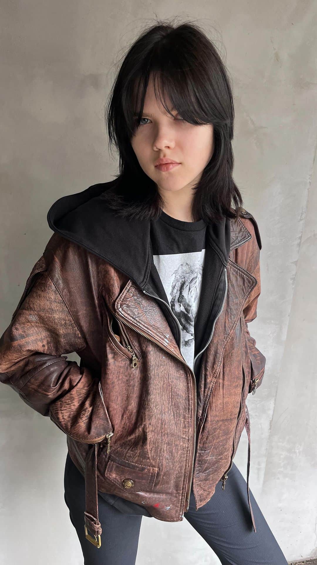 MELLOWのインスタグラム：「dark silver hair @sashakrvsh   @mellowsalon   @mellow_takagi_customer_hair @mellow.hair.style  #MELLOWtakagihair  #MELLOWtakagiguesthair #mellowsalon」