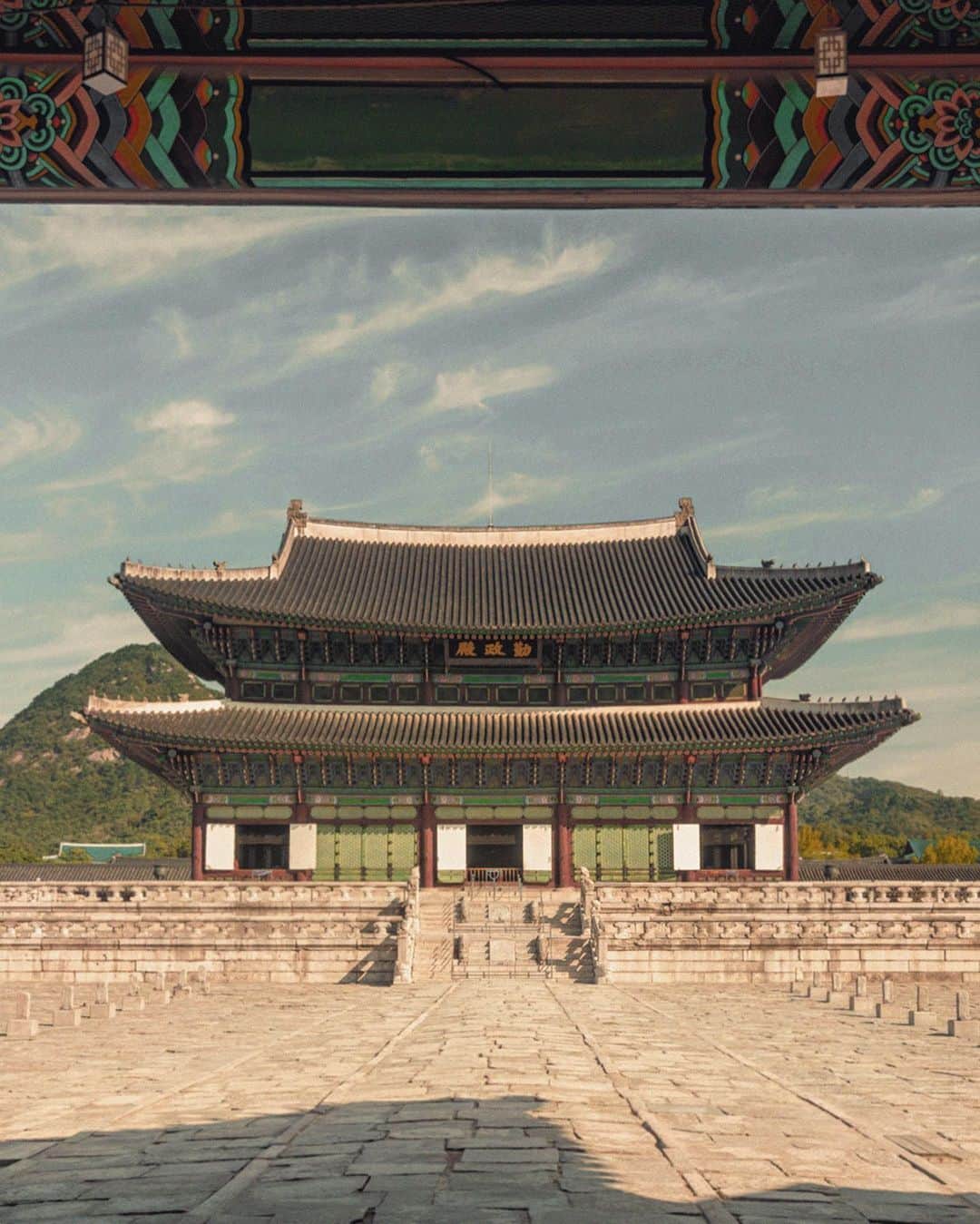 グッチさんのインスタグラム写真 - (グッチInstagram)「On May 16 at 8:00 p.m. KST, the House will reveal its Cruise 2024 fashion show at Seoul’s historic Gyeongbokgung Palace. Built in 1395, Gyeongbokung Palace was not only the main royal palace of the Joseon Dynasty, but also a center of great developments in science, literature, architecture, and art. Discover more at the link in bio.   #GucciCruise24」5月15日 14時59分 - gucci