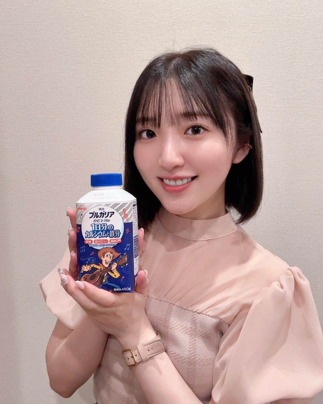 豊田萌絵のインスタグラム：「5 月 15 日はヨーグルトの日🍼🤍 明治ブルガリアヨーグルト 50 周年を迎えることを記念して、期間限定でディズニーとのコラボパッケージが全 25 品、113 種類もあるよ〜😳 子供の時、朝食で絶対食べてたし、高校の自販機にものむタイプあって本当に昔からずーっと大好きで飲んでる🥹🤍🍼 大好きなヨーグルトと大好きなディズニー作品コラボは熱すぎる🫠 みんなも限定パッケージ是非ゲットしてね🫡  #推しのディズニーパッケージ  も教えてねん🫶🏻 #明治 #ヨーグルト #ディズニー #ディズニー好き #ディズニーコラボ #ヨーグルトの日 #明治ブルガリアヨーグルト #PR」