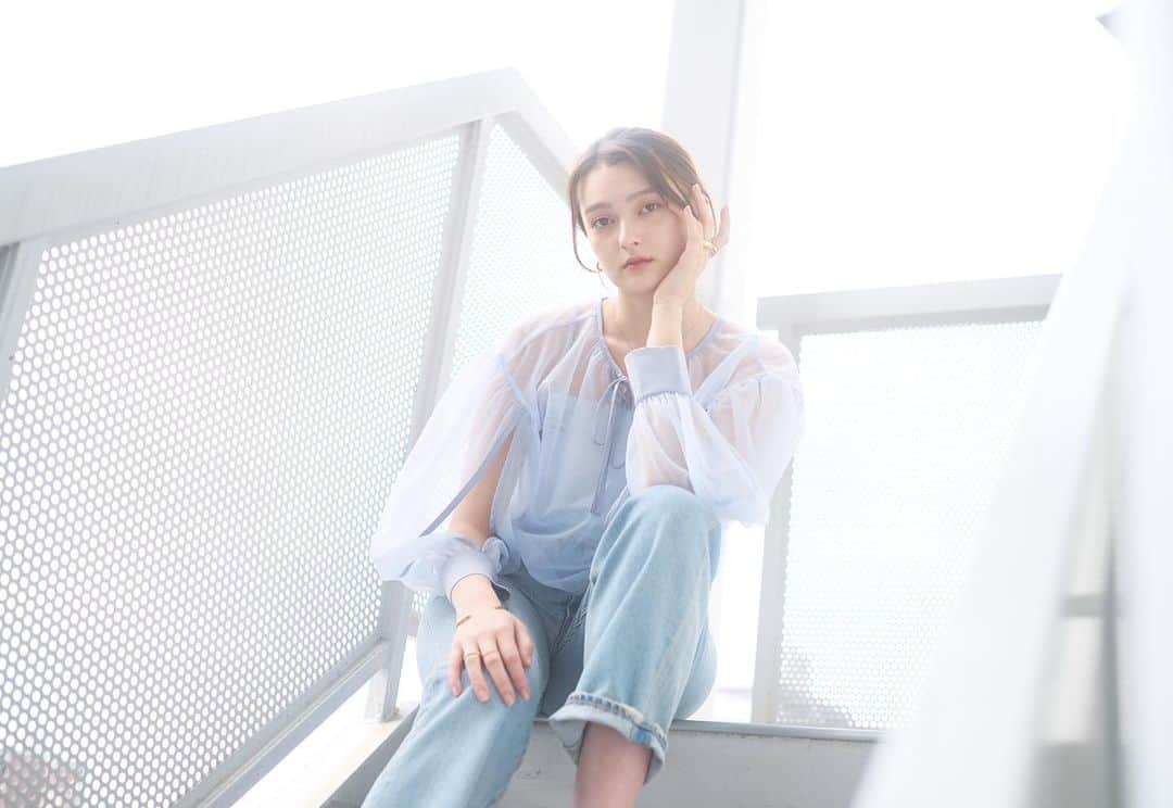 ドロシーズのインスタグラム：「.   ▽Tops 2wayチュールトップス col:blue gray size:free  ￥6,820 tax in  前後2wayで着られるチュールトップス。 ボタンを開けてカーディガンとしても着ていただけます。 インナーキャミ付きです。  ━━━━━━━━━━━━━━━ ZOZOにて発売中 TOPページURLからチェック✔︎ ━━━━━━━━━━━━━━━  @drwcys_official  #drwcys  #ドロシーズ #23ss  #フェミニン #チュール  #zozotown  #ゾゾタウン」