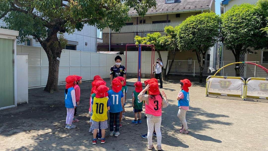 宇賀神友弥のインスタグラム：「巡回指導　戸田市立下戸田保育園（年中・年長） 先週から今年度も戸田市内公立保育園の巡回指導スタートしました。 これを機会にサッカーをはじめてくれたら嬉しいなぁ😊 本日は、下戸田保育園の子どもたち、関係者の皆様ありがとうございました🙇‍♂️ また川口市、蕨市方面の幼稚園・保育園の関係者の皆様ご興味ありましたら是非一度DM下さい‼️ 犬コーチでした🐶 スクールの無料体験随時受付ています↓ https://esforco-fs.com→問い合わせフォームより ☆お問い合わせはDMでも受け付けています☆ #エスフォルソ #宇賀神友弥 #努力に勝る天才なし  #オートレント #leveLUP #superAUTOBACSTODA  #bmz #山福不動産  #和真メガネ  #halten  #retect  #cruva  #寺田屋  #puma  #001project  #herox #e-smile #belinda  #ナックプランニング #newspiral  #ニッポンレンタカー #tsビルシステム  #ウラカンフット #戸田市 #サッカー #フットボール #少年少女 #埼玉県 #巡回指導 #戸田市立下戸田保育園」