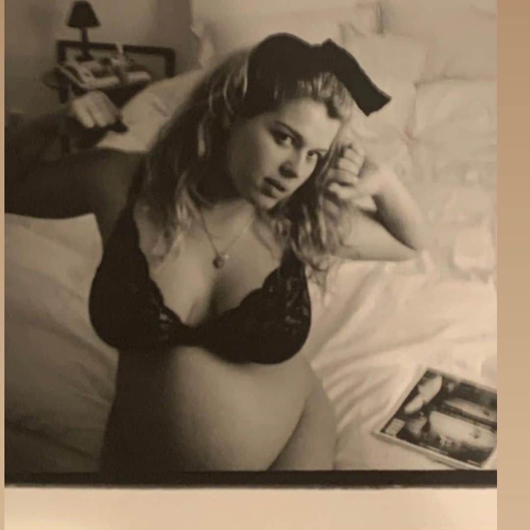 アマンダ・デ・カディネットのインスタグラム：「I’ve been raised by so many women who at various times in my life, gave me the nurturing and love that I needed to grow. I was taught how to be a mother by those same women, I hope you all know who you are. I was 19 years old when my first kid was born and 35 when my twins were born ( no wonder I’m tired as fuck!! ) It’s both the hardest, most brutally challenging experience of my life and the most powerful and rewarding too. I would not be me if I hadn’t had the opportunity to be a mother to Ella, Silvan and Atlanta. My kids gave me a life I just wouldn’t have worked so hard for if it weren’t for them. Also, if this day brings up sone sadness or mixed feelings, I see you and I relate too .. Love to everyone who ever loved like a Mama, I’ve got so much respect for all of you .」