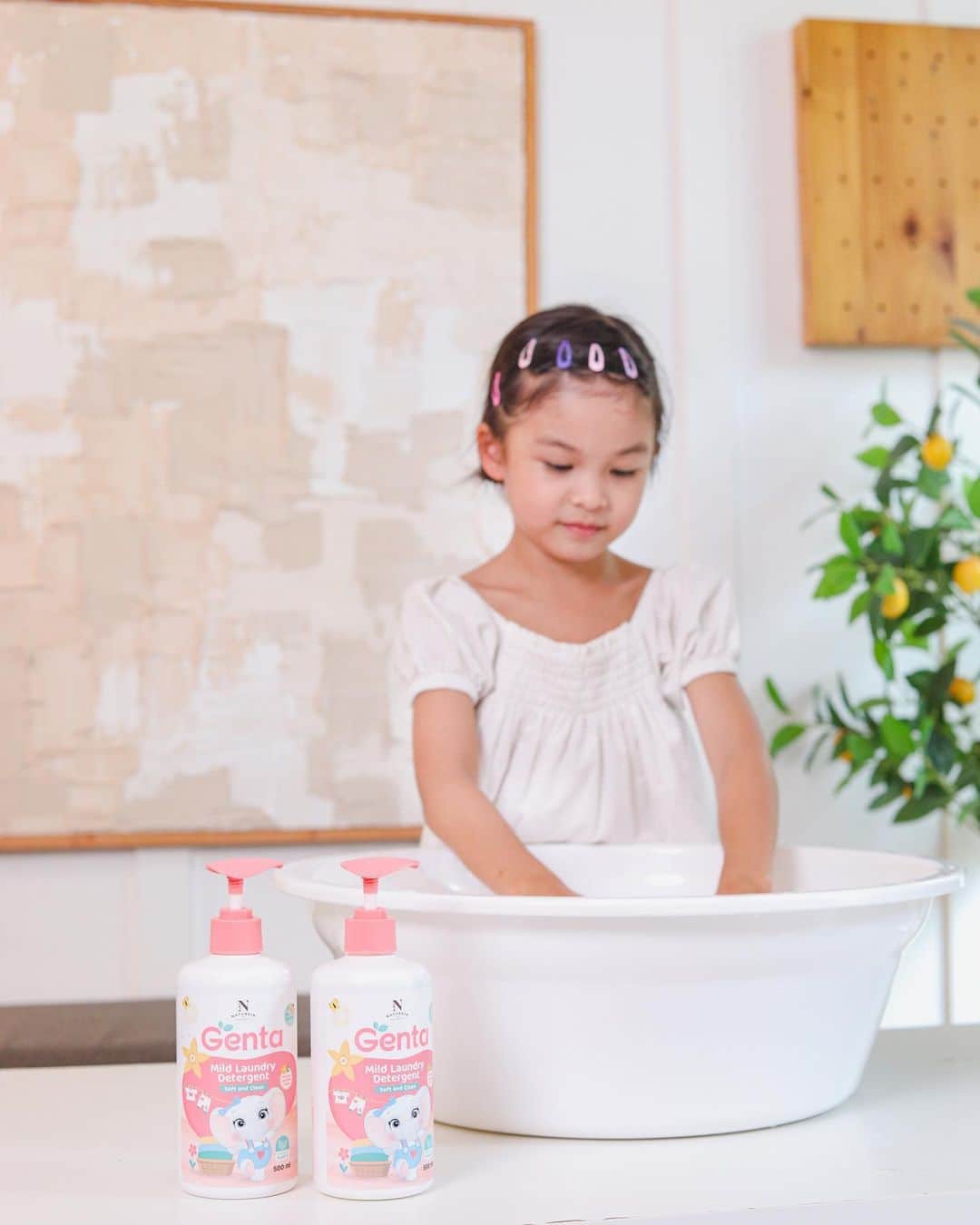 チェルシー・オリビアのインスタグラム：「Dear Nastusha anak pertamaku❤️❤️ Terimakasih telah membuatku menjadi orangtua dan memberikan bnyk sekali pelajaran… Genta ini terinspirasi lagi-lagi karna Nastusha yg kala itu mempunyai kulit sensitive (turun dari aku,maafin yah nak)..   yukk kita bahas mengapa pentingnya penggunaan detergen anak buat anak2 kita @naturein_indonesia ❤️」