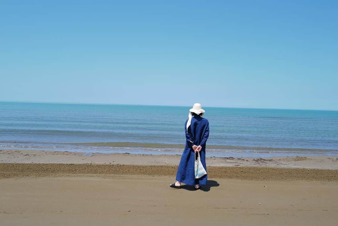 黒沢祐子さんのインスタグラム写真 - (黒沢祐子Instagram)「一番好きな色は青  @t_o_o_g_o_o_d のワンピースと 青のグラデーションbagが千里浜の海とリンクしていた🐳  北陸は一年を通してからっと晴れることが少ないようだけど 晴れていることが多い そして千里浜なぎさドライブウェイはいつきても美しい景色 車で浜を走れるところなんで全国にも珍しいよね？？  #life #fashion #blue #yukoblue #石川県 #千里浜なぎさドライブウェイ  #yukotrip2023」5月15日 15時11分 - yukowedding