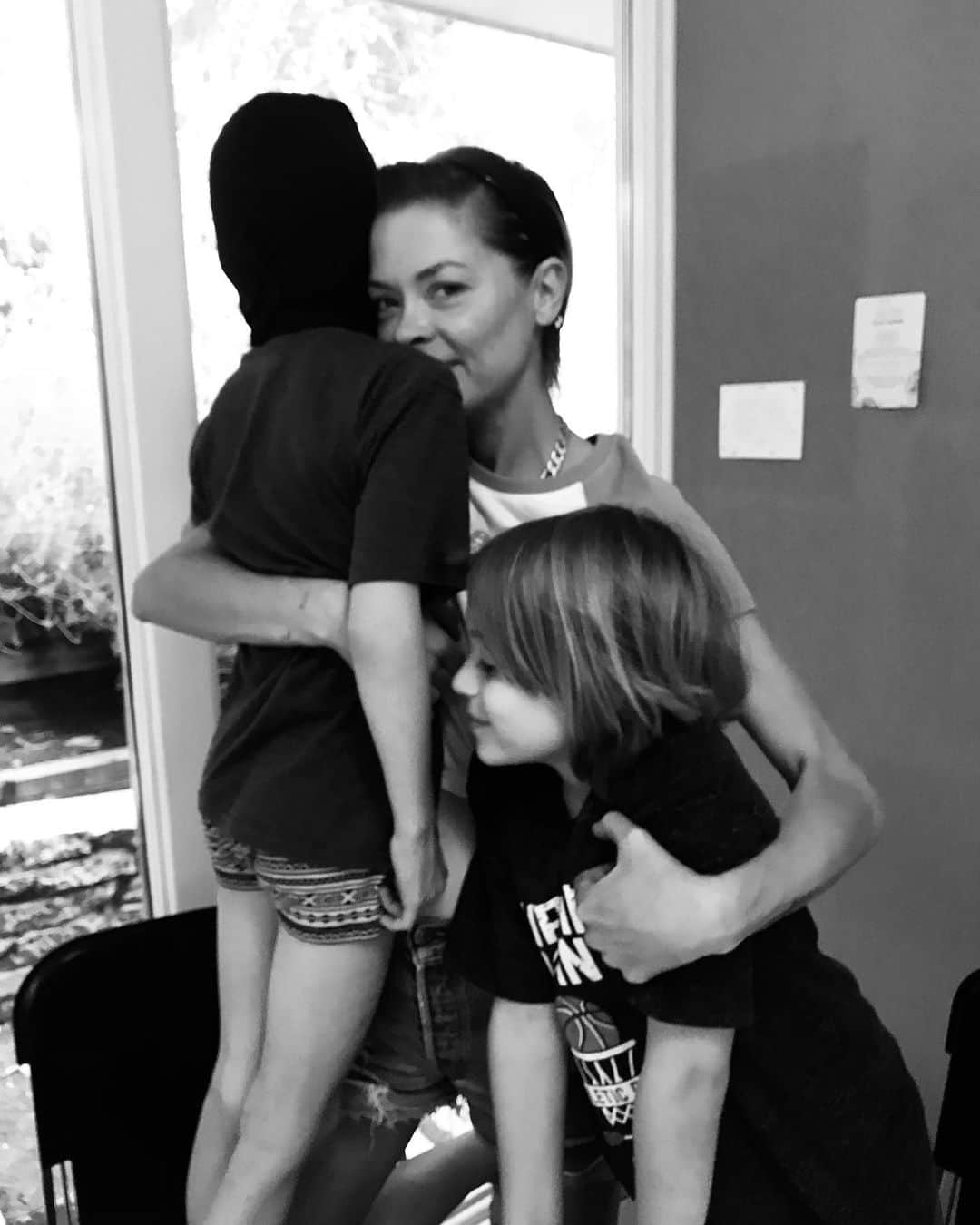 ジェイミー・キングのインスタグラム：「Happy Mother’s Day to all the mama’s. ALL the mama’s. Love you. 🌹🌹🌹 JK」