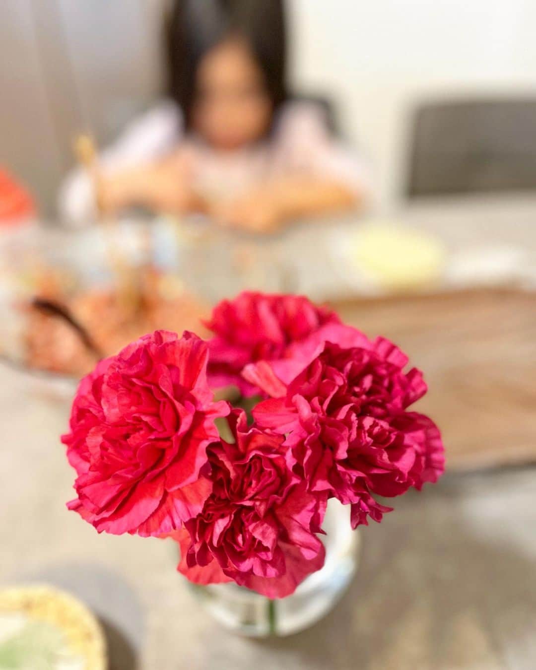 中川真依のインスタグラム：「. 💐母の日💐  娘たちからカーネーションと 長女は得意の餃子🥟を作って 労ってくれました😆❣️  母にしてくれた娘たちに感謝😌❤️ #母の日 #mothersday #そういえば私も母だった  #すっかり忘れてた笑」