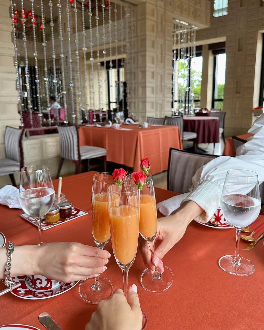 のインスタグラム：「☕️🫖🍊🌹  HERMESの美しい食器に囲まれて何を話していたかって、誰がかっこいいとか好きとかって、くだらない話ばかり🤣  私は今、グクとテテとミンギュとジョンハンが好き🥰笑  そこから現実に戻って、結婚と子育ての話〰️  15年来のお友達🌹  #アフタヌーンティー #afternoontea #teatime」
