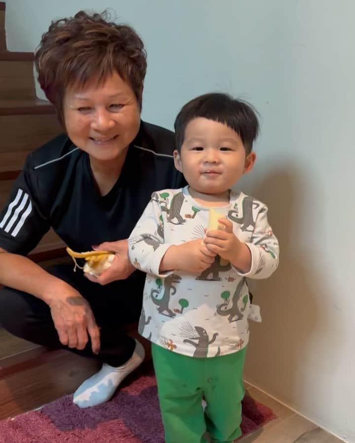 ヤニ・ツェンのインスタグラム：「親愛的媽媽，母親節快樂！祝福妳青春美麗，每天都能笑的開開心心。謝謝妳永遠給這個家最大的溫暖和最美味的食物！永遠愛妳🌹  #happymothersday  #lovemom」