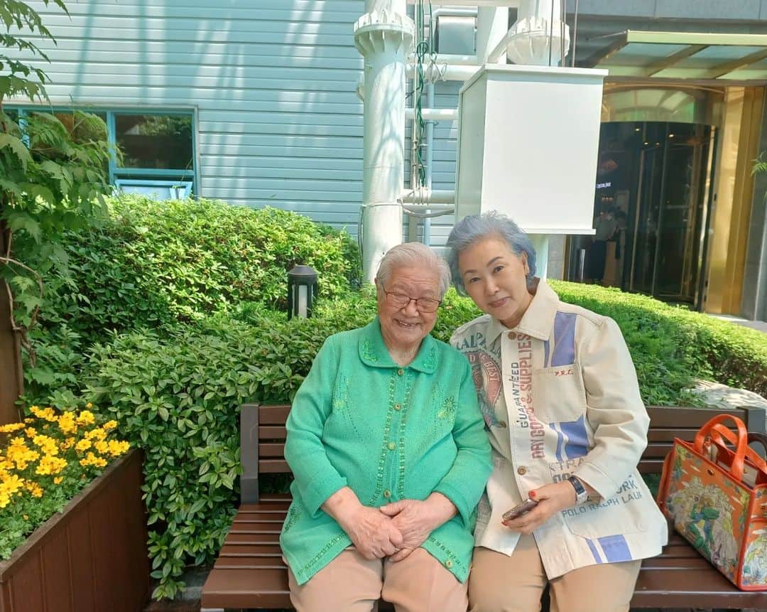 パク・ヨンハのインスタグラム：「週末に祖母、母と家族の集まりがありました~^^ 3年ぶりに家族とファンの方々が 会える機会です 多くの方々の関心と参加をお願いします  [2023パク·ヨンハ14thメモリアルツアー~再会~] 受付 >>>https://www.iace.co.jp/leisure/event/2305_park/ YONA Web : www.summerface.jp  受付締切期限:2023年5月26日(金)18時 ＃パク·ヨンハ＃メモリーアルツアー#박용하 #메모리아루투어」