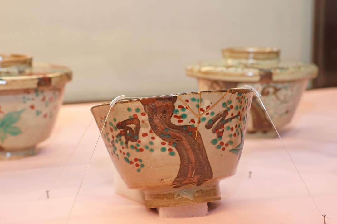 島田市のインスタグラム：「6月18日(日)まで、島田市博物館で収蔵品展「めし茶碗の彩り」-むかし人の愛した文様-が開催中です。 茶碗に描かれた文様に着目し、祝いの席で使われたであろう組茶碗や日本の伝統技術である「金継ぎ」が施された作品などを展示しています。ぜひ、ご覧ください。 #島田市 #しまだ #Shimada #静岡県 #Shizuoka #日本 #Japan #めし茶碗 #金継ぎ #博物館巡り #島田市博物館」