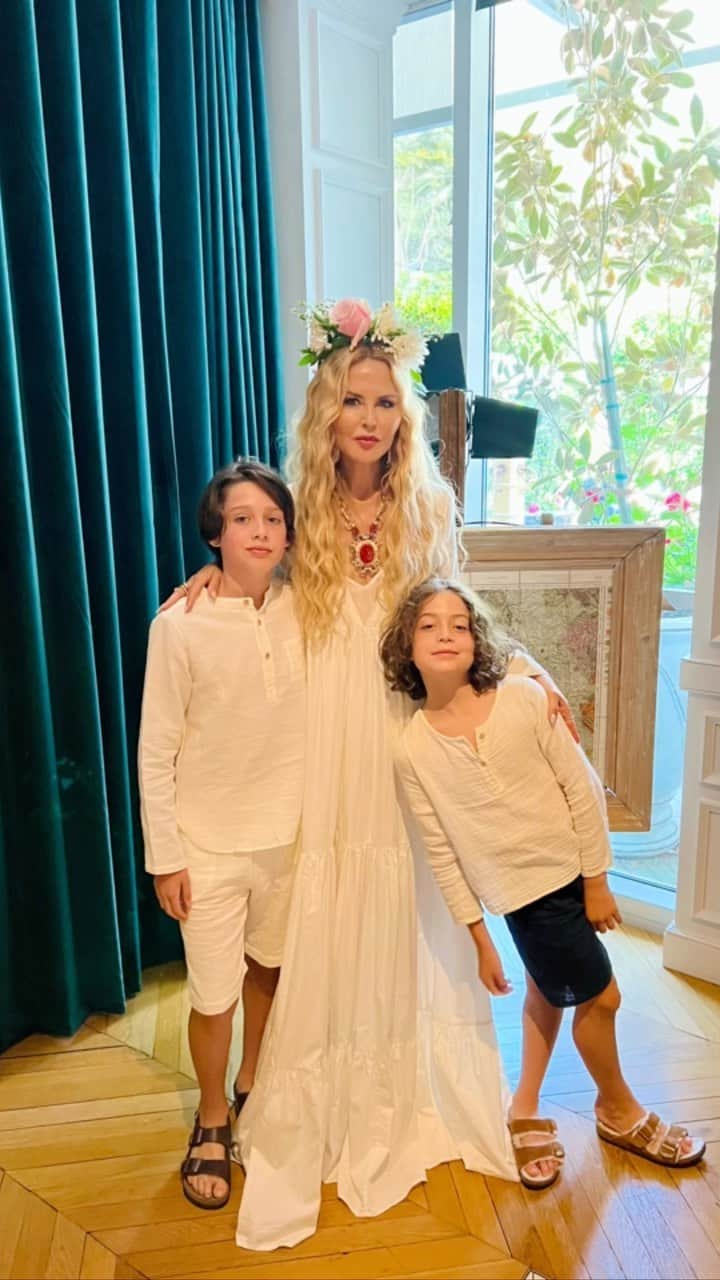 レイチェル・ゾーのインスタグラム：「I am very late to post because I was wanting to take in all the love and gratitude ❤️ that surrounded me and filled my heart today. Mother's Day is my favorite day of the year and I believe that is because being a Mommy is my favorite role of my life. I have over-loved my boys since the day they were born and will continue as long as they allow me to.  This year was even more special because my Mom and Dad were here to share the day with us 🙏🏻 . I know that today is very painful for so many that are grieving loss or trying desperately to become a mother and I want to send my love to you all.  Try to be grateful everyday for the wins big or small and remember what is most important during the challenges.  Happiest Mother's Day 💕🌸Note: the roses shown in last images are the same rose garden the boys surprised me with on Mothers Day 2019 🌹 🥀 🥹」