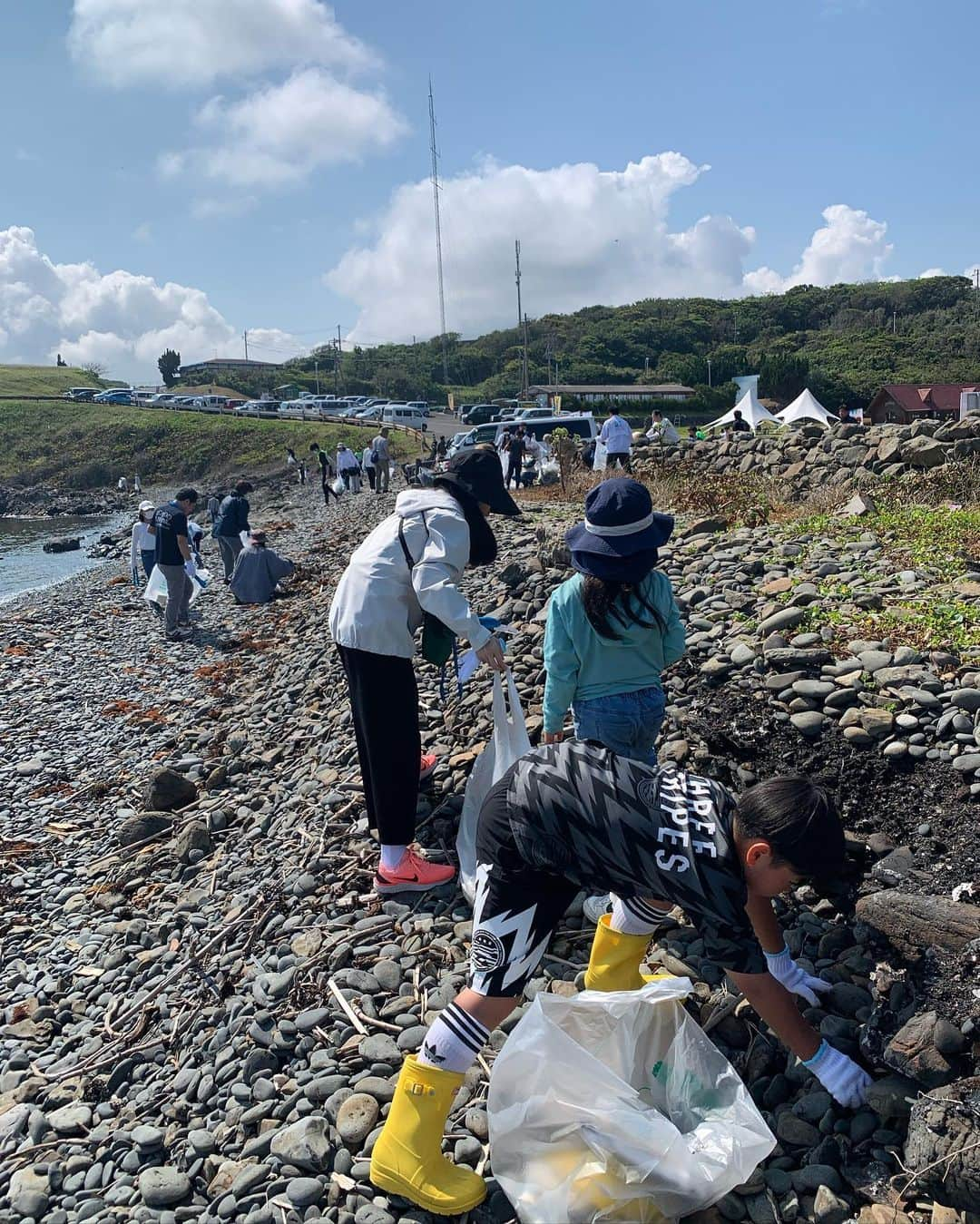 赤星拓さんのインスタグラム写真 - (赤星拓Instagram)「波戸岬ビーチクリーンアップ2023に参加しました。🌏🌱♻️⚽️ 子供達にとっても、私達親にとっても、大変貴重な気付きの場となりました。  開催に際してご尽力いただきました関係者皆様、ありがとうございました！  持続可能なビーチクリーンへ #ありがとうございます #サスティナブル #RET®︎ @okaken1983  @okazakikentar0  @atletico.vivo.saga_official  @ssbiz_official  【ご紹介】 NPO法人唐津FARM&FOODは「森川海人っプロジェクト」の一環として、佐賀県、唐津市が地域関係者と協力・連携し、佐賀県唐津市鎮西町の波戸岬でビーチクリーンアップの活動を行っています。  "PRECIOUS PLASTIC 唐津"は、唐津市のうみ・やま・かわ環境調和のまちづくり事業の一環として、唐津市の景観に恵まれた自然環境を守り、次の世代に引き継ぐためのNPO法人唐津FARM&FOODの地域環境教育事業です 。  地域で出たプラスチックゴミを地域の中でクリエイティブに再生し、新しい循環型社会を目指すプロジェクトです。オープンソースで世界中のコミュニティと協働しながら進めていきます。  SDGs活動に携わる団体や学生と連携し、唐津市の海洋プラスチックごみ問題をはじめとした環境問題に関する情報発信を行ない、持続可能な社会づくりに向けた気付きの場となることを目指します。 ※以上HPより抜粋 @karatsuff  #Repost @preciousplastic_karatsu with @use.repost ・・・ 波戸岬ビーチクリーン2023 皆様今日はお疲れ様でした。 参加人数、約320名 集まったゴミの量は、燃えるゴミ250袋、燃えないゴミ15袋、プラスチック系粗大ゴミ、軽トラ16台分(うちブイ2台、漁網2台)、流木自然系粗大ゴミ　軽トラ10台だったそうです！ おかげさまで久しぶりに波戸岬が綺麗になりました! 参加していただいた方々ありがとうございます!これからも波戸岬の海を、風光明媚な唐津な景色を守っていきましょう! #sdgs #波戸岬 #beachclean #波戸岬ビーチクリーン #佐賀  #carbon  #脱炭素 #拾い箱 #carbonfootprint #carbonneutral #zerocarbon   #唐津 #karatsu #beachcleanup #preciousplastic   #sustainable #ethical #local #authentic #sustainability #サステナブル #エシカル   #globalwarming #地球温暖化 #アップサイクル #upcycle   morikawakaito_official @biotex_saga @daimarufukuoka_tanken preciousplastickyushu @akahoshi.taku_1  @karatsudxlab  @kdic_0711  @shoheyhey3173  @karatsu.2024 @omiyaji_minako @freedom_karatsu_sinkyu」5月15日 15時42分 - akahoshi.taku_1