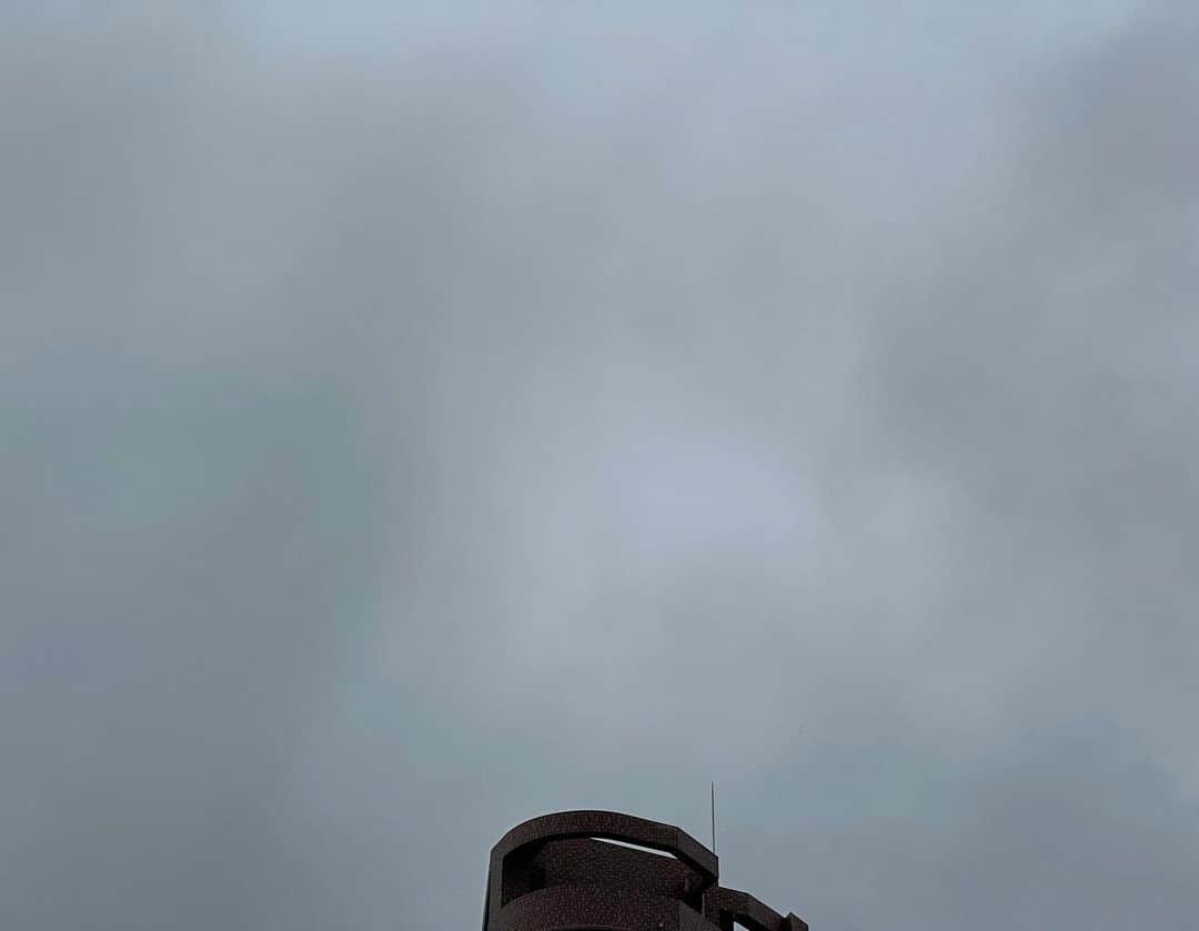 津田大介のインスタグラム：「曇天からの雨。もう梅雨ですか？」