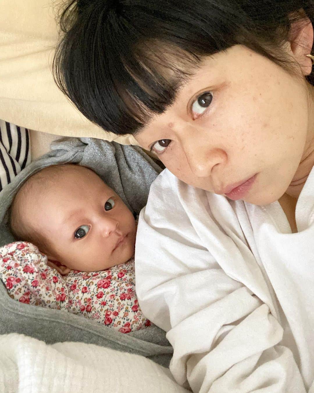 YOPPYのインスタグラム：「， もぅ終える　この貴重な日々 新生児時期 本当に　振り返りたくな程 REAL TIMEで存在して欲しい　 振り返るなんて過去の行動 嫌だー  全然家から出ないから セルフィー以外での 写真も無いし　母親って　 しとしと　辛  写真ばしばし撮ってもぅ大丈夫って 思えたり　気持ちに変化欲しい  もぅ時間よ 止まれ！  老けは加速してもいいけど この　天使との時間をもっと欲しい  わがままなおかん  #新生児」