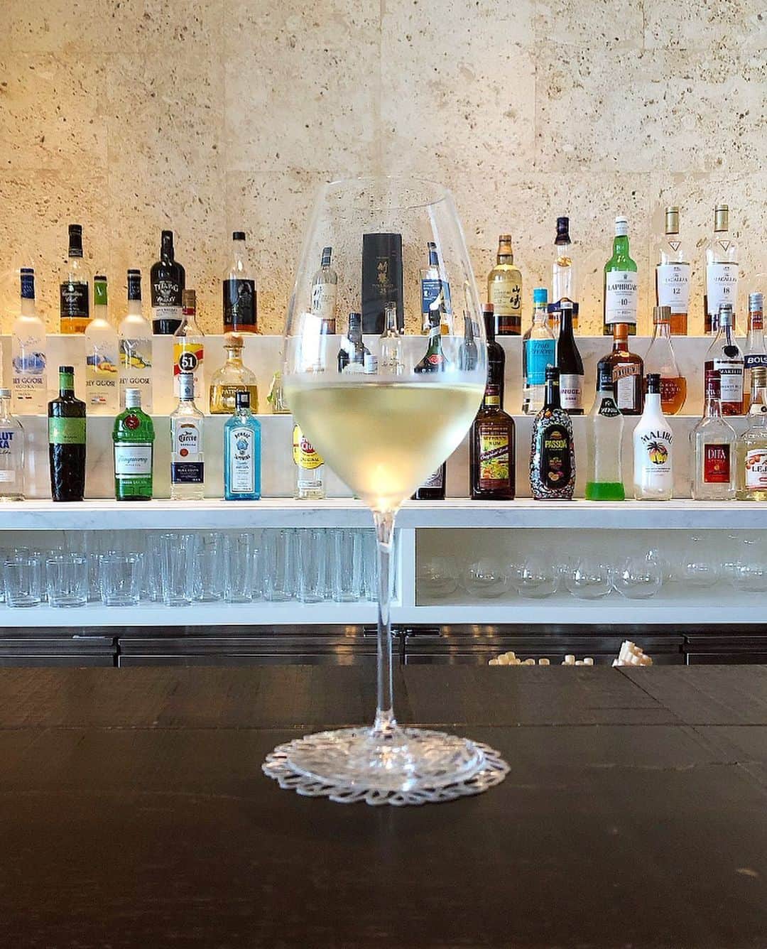 榊山敬代さんのインスタグラム写真 - (榊山敬代Instagram)「☀️🍷… ・　　 母の日でした昨日から また石垣島の記録戻り  つづき  予想外なオイシイ 時間記録のまえに  最終日の午後のはじまりは 今回はタクシー移動なので  ワインで最後のラウンジ しみじみ満喫タイムの巻  そして  今回お世話になりました お部屋の模様も振り返り ながら画像も記念に記録  バスルームとお部屋は 丸見えに見えますけど  引戸のように扉をスライド させますとバスルーム完成 ドライヤーも気になってた ダイソンでしたが宿泊しな がら試せるのは有り難い時  画像の記録忘れましたけど 他にもミニバーカウンター などお皿はラウンジと同じ クラスで揃えられてまして お部屋でもゴージャス気分  またバスルームも好きな ブランドでして今までの ホテルで一番足が届かな い程細長いバスタブにて ゆっくりくつろげました  やはり新しいホテルは いろいろ学びや参考に なるアイテムがあって くつろいでるようでい つの日か…と未来のビ ジョンと重ねてみたり  わたしにとってのホテル ステイは未来への夢を抱 かせてくださるひとコマ  さて予想外にて オイシイ時間は まだまだつづく  #食べてばかり  #クラブインターコンチネンタル #ANAインターコンチネンタル石垣リゾート #anaintercontinentalishigakiresort #クラブラウンジ  #afternoon #ホテルのお部屋 #ホテル大好き #Hotel #BAR #ドライヤー  #bathroom #trip #trave #旅 #旅行 #wine #ワイン #日本画家 の #外出こんなもん #最近ついてる #毎日がスペシャル #人生一度きり #人生楽しもう #人生思い出づくり #人生は素晴らしい#石垣島 #ishigakijima #石垣島好き #石垣島グルメ」5月15日 15時39分 - sakakiyamatakayo