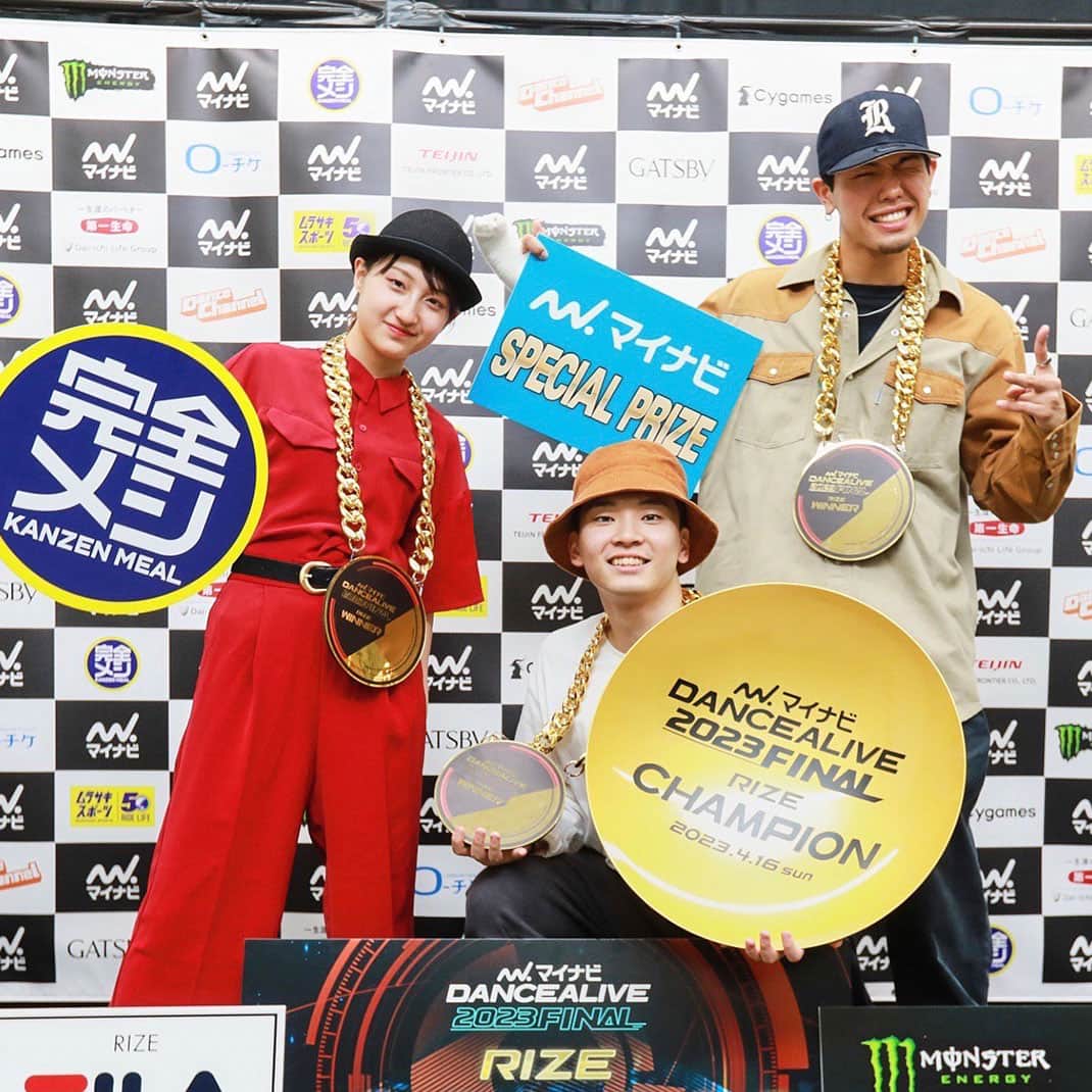立教大学のインスタグラム：「4月16日（日）、世界最大級のダンスバトルイベント「マイナビDANCEALIVE 2023 FINAL」（株式会社アノマリー主催）が両国国技館で開催され、チーム対抗戦RIZEのカテゴリーで立教大学のチーム「St.Paul’s Spirit」が優勝を果たしました。  「マイナビDANCEALIVE」は2005年に「DANCE@LIVE（ダンスアライブ）」として日本で誕生した、1on1形式の世界最大規模のストリートダンスバトルです。ダンサーが対面でDJのかける音楽に合わせ、即興でお互いに踊り競い、より多くのJUDGEの票を獲得した方が勝利します。  参加カテゴリは4つのスタイル（HOUSE・BREAKING・HIPHOP・ALL STYLESに分かれたダンスバトル）とキッズ、RIZE（大学生等）の6つ設けられ、全国7地区（北海道／東北／関東／北陸／中部／関西／九州）で開催された予選には延べ1万人が参加。予選を勝ち上がったダンサーが、両国国技館で行われたFINALに集結しました。  立教大学3名によるチーム「St.Paul’s Spirit」は、チーム対抗戦RIZEのカテゴリーで参加し、メンバー個々の能力や個性、そして突出した総合力で票を獲得し、見事優勝を果たしました。  出場メンバー ・小島 亜斗さん（経済学部経済学科4年次） ・川元 陸さん（社会学部現代文化学科3年次） ・渡邉 りんごさん（現代心理学部映像身体学科2年次）  【コメント】 チーム代表　小島 亜斗さん  今大会で立教大学のチームとして2度目の優勝を勝ち取る事ができました。全国の大学から強豪校が揃う中、このような結果を収めることができて、とても嬉しく光栄に思います。  1度目の出場をした2年前は、新型コロナウイルスが猛威を奮っている中、様々な壁を乗り越えて優勝を掴み取りました。今大会は状況も好転し、出場者の熱量もより高く、沢山の声援の中で挑戦できた事はとても素晴らしい経験となりました。 このような輝かしい舞台を作り上げてくださった大会運営スタッフ、スポンサーの皆様や応援して頂いた多くのサポーターの皆様に心から感謝致します。本当にありがとうございました。  自分自身は現在”Dリーグ”という日本国内におけるプロのダンスリーグで戦っています。メンバーの2人も国内外問わずさまざまな大会において活躍しており、華々しい経歴を持っています。ぜひ今後の活動においても注目して頂きたいです。  https://www.rikkyo.ac.jp/news/2023/05/mknpps0000027xjp.html」